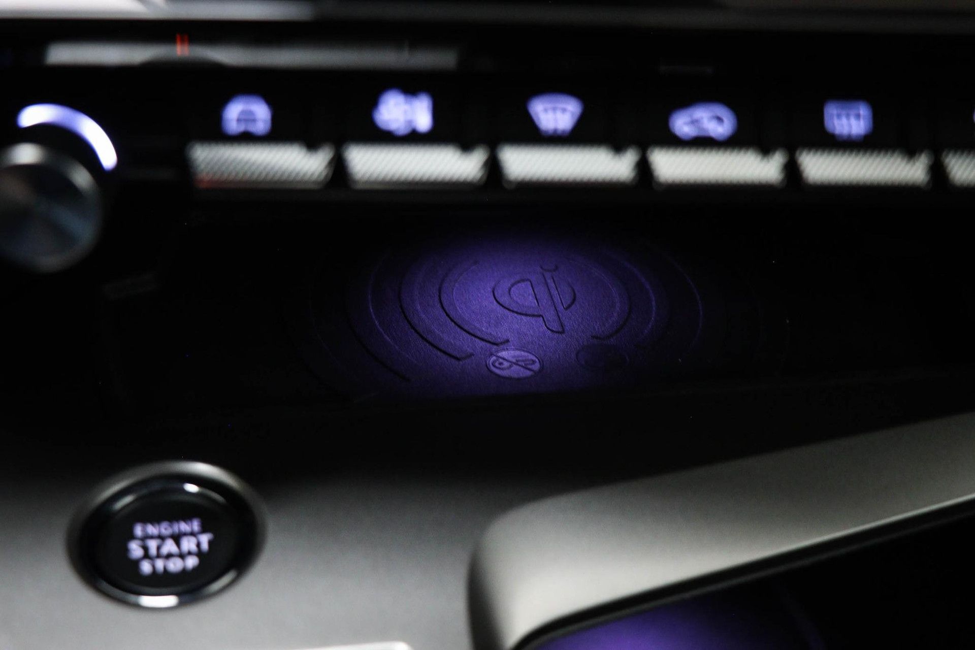 Peugeot 408 met kenteken KHP-50-N – detailfoto