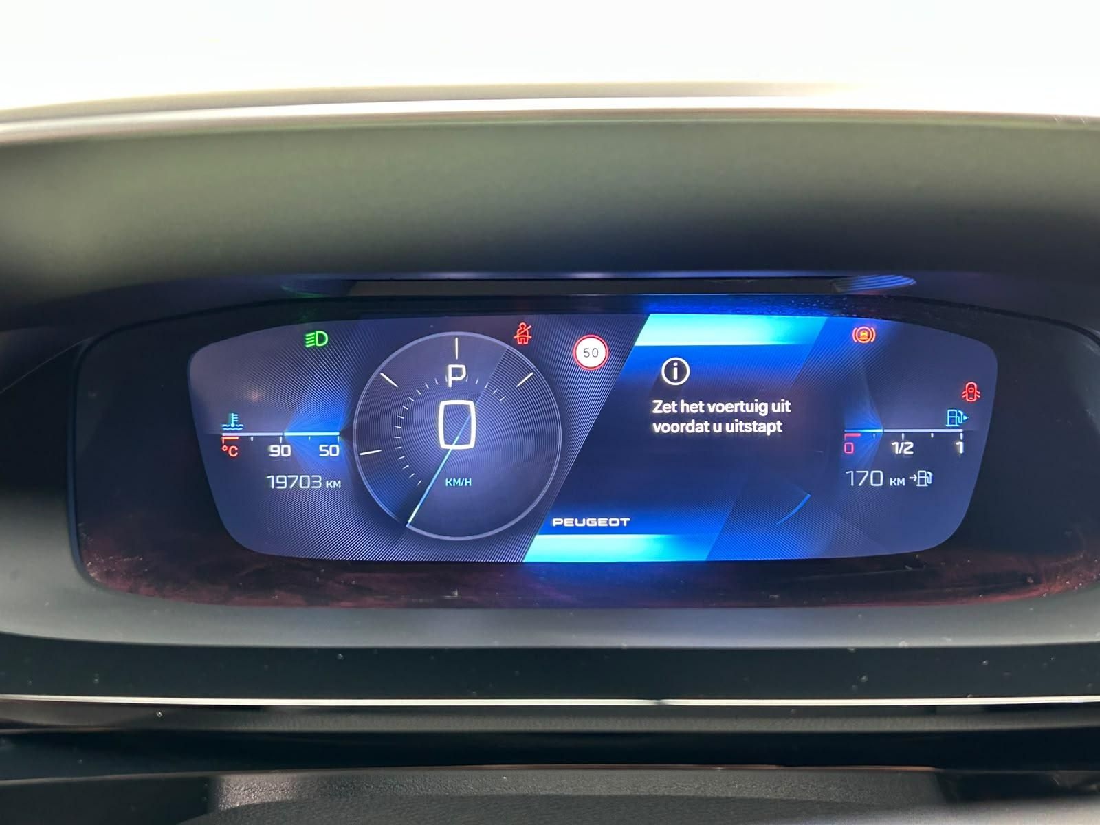 Peugeot 408 met kenteken X-681-ZV – interieur