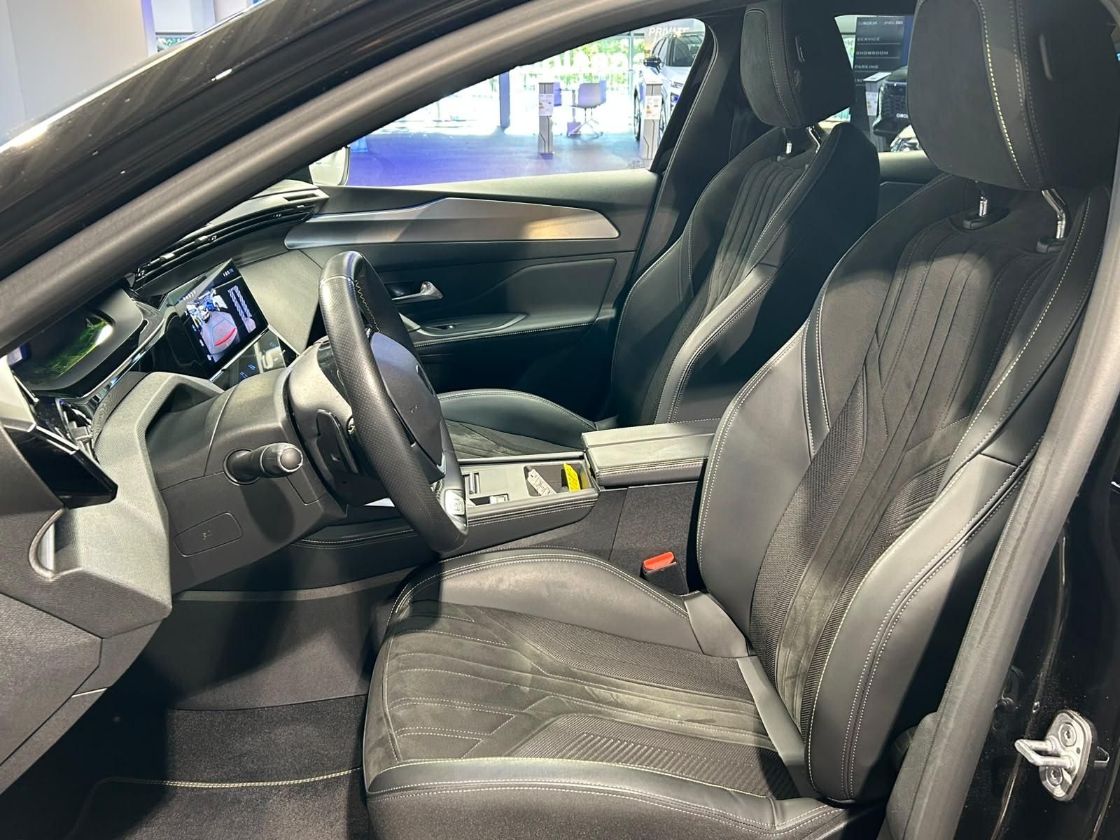 Peugeot 408 met kenteken X-681-ZV – dashboard