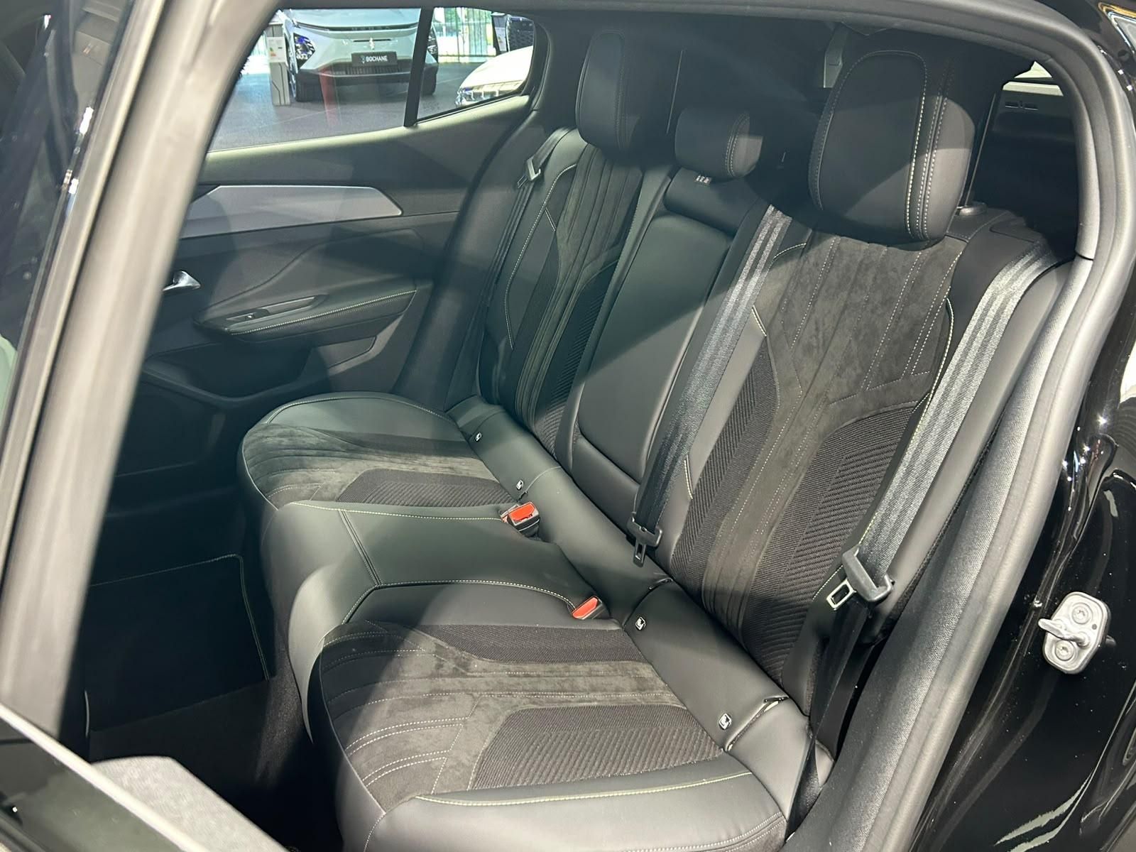Peugeot 408 met kenteken X-681-ZV – detailfoto