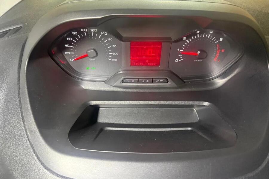 Peugeot Partner met kenteken VFX-36-H – dashboard