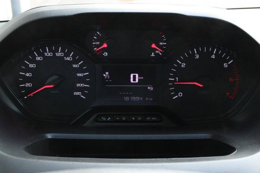 Peugeot Partner met kenteken VLF-86-T – dashboard