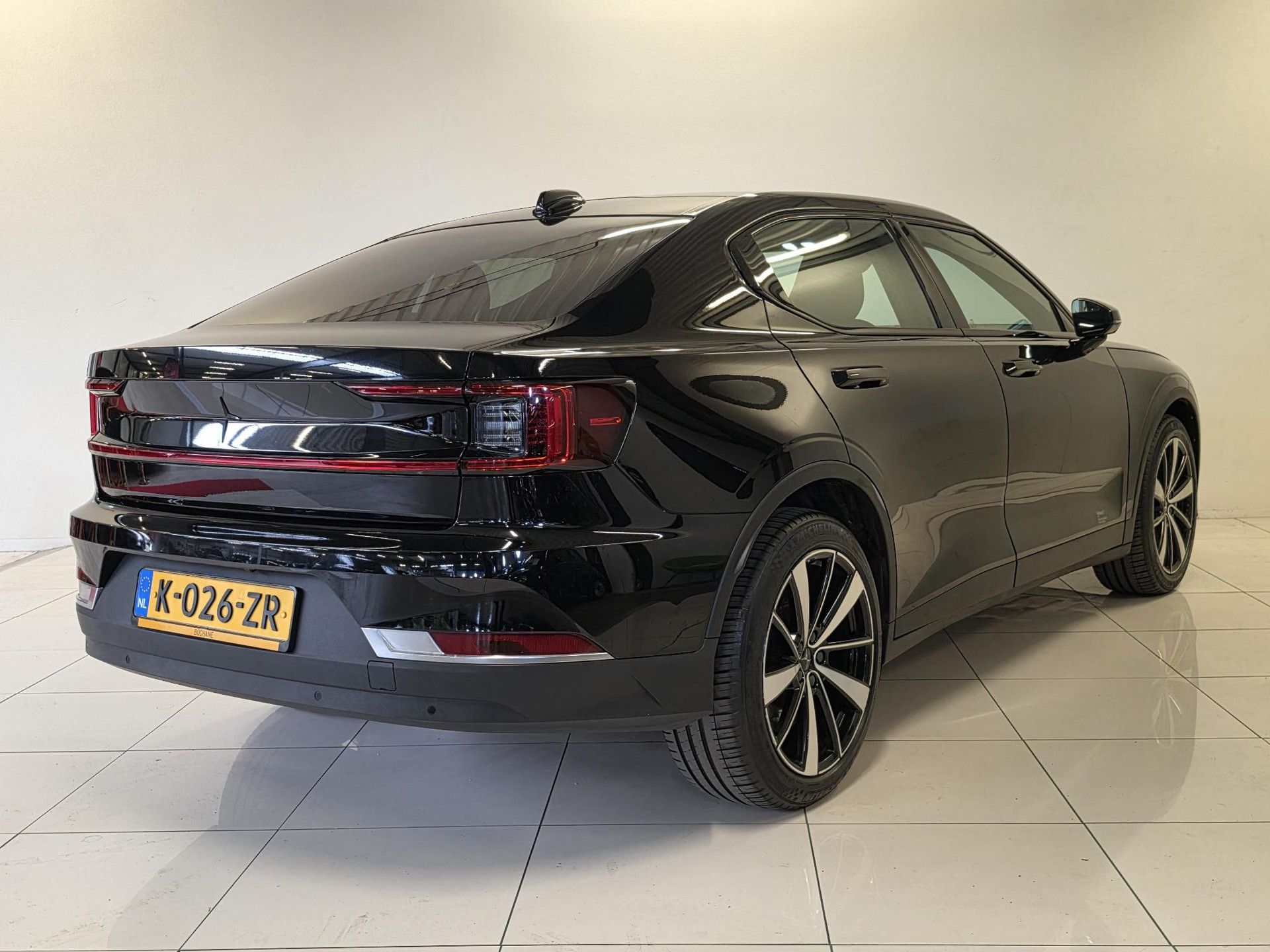 Polestar 2 met kenteken K-026-ZR – achteraanzicht