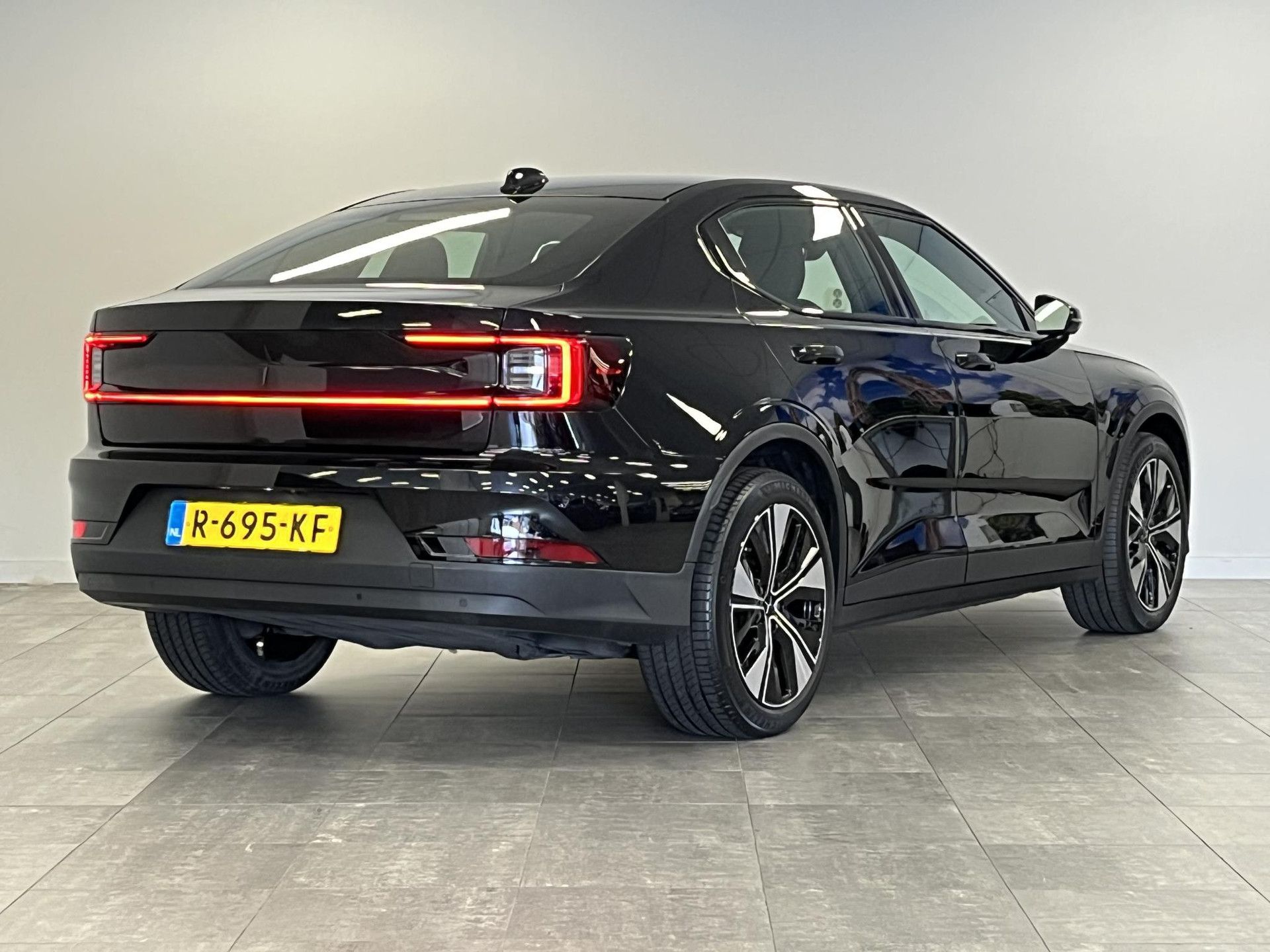 Polestar 2 met kenteken R-695-KF – achteraanzicht