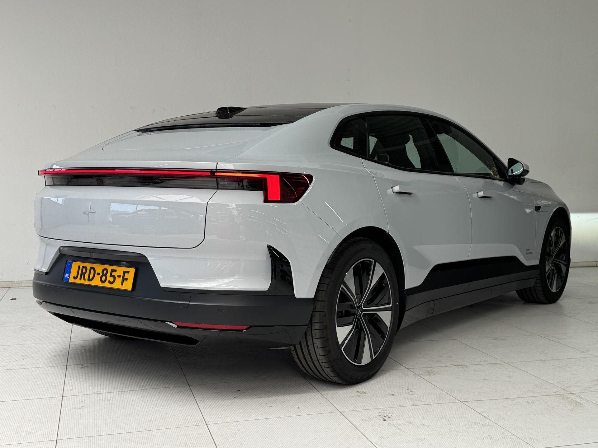 Polestar 4 met kenteken JRD-85-F – achteraanzicht