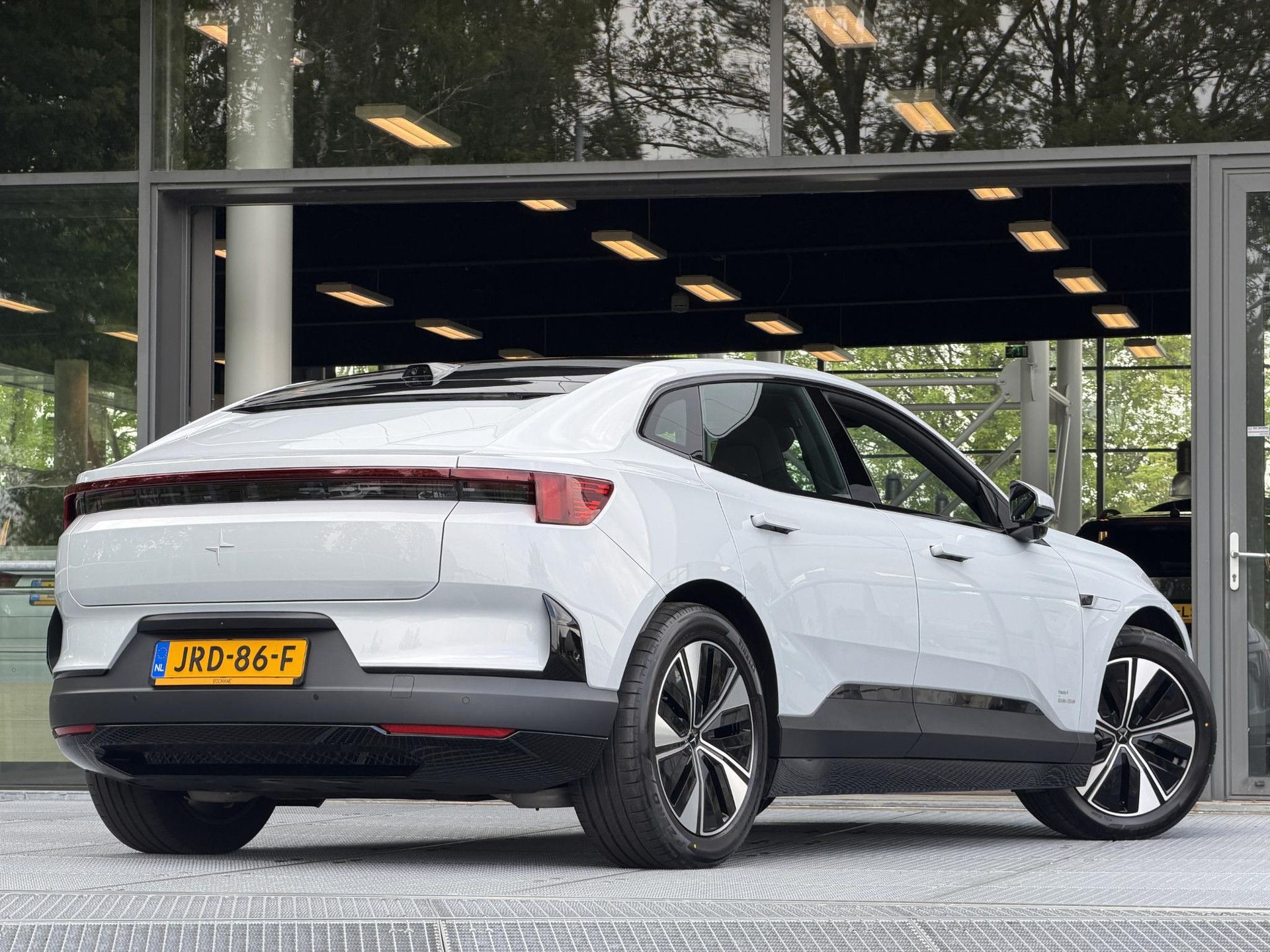 Polestar 4 met kenteken JRD-86-F – achteraanzicht