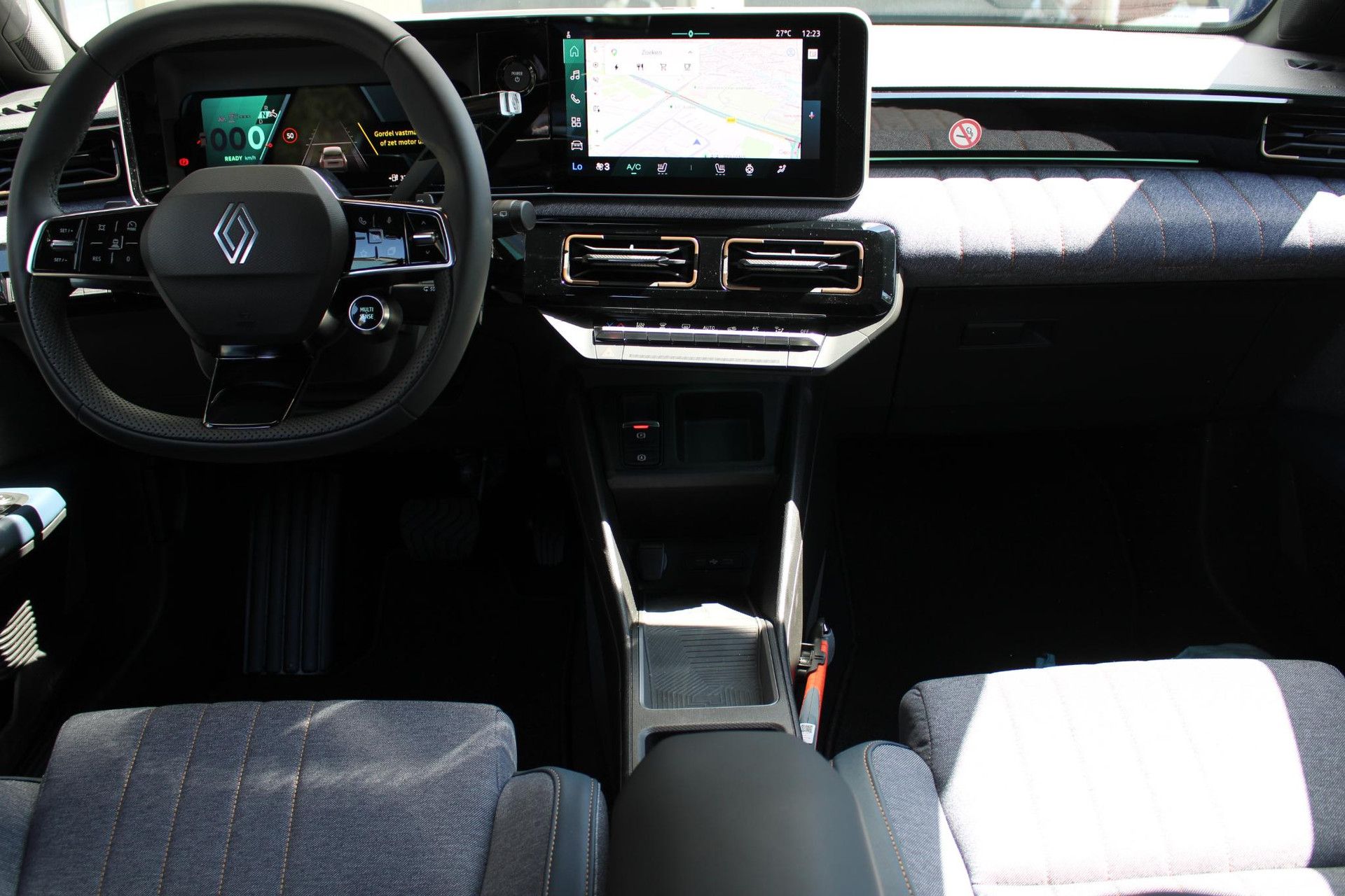 Renault 4 met kenteken KFB-61-X – interieur