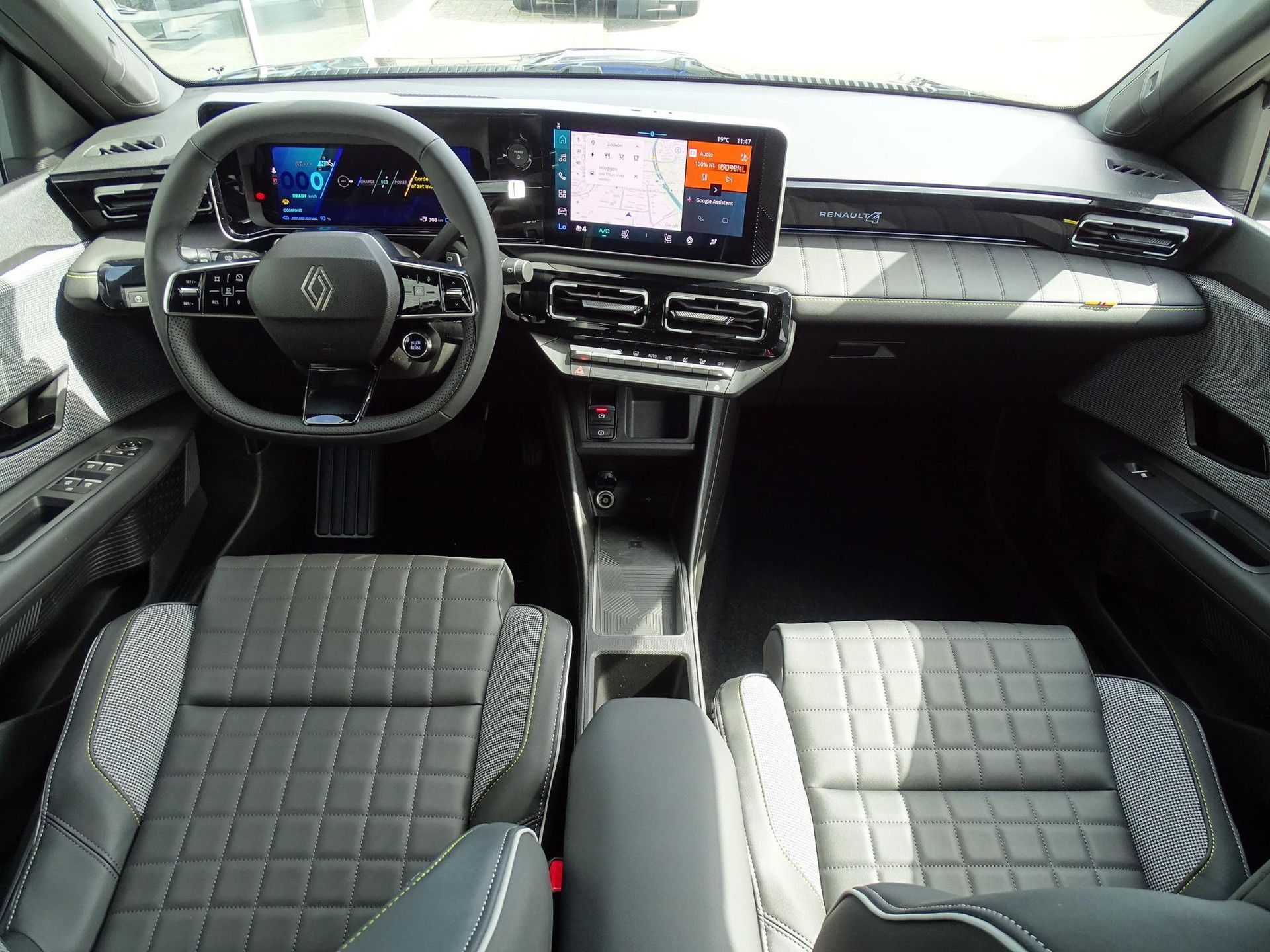 Renault 4 met kenteken KJF-74-R – interieur