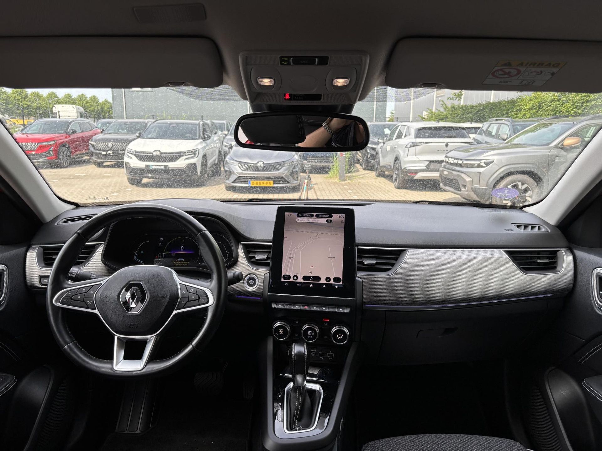 Renault Arkana met kenteken R-330-PF – interieur