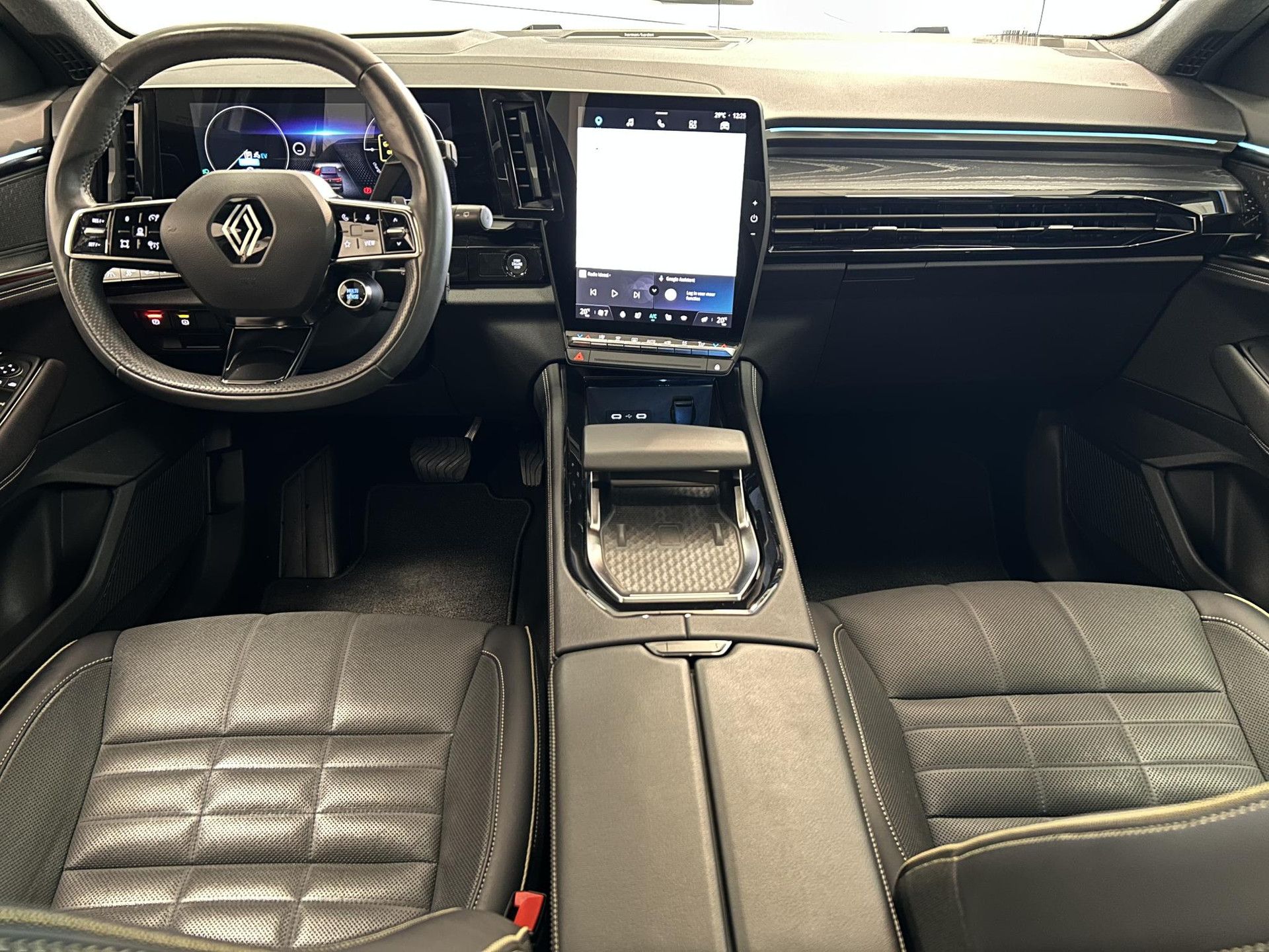 Renault Austral met kenteken S-201-TJ – interieur