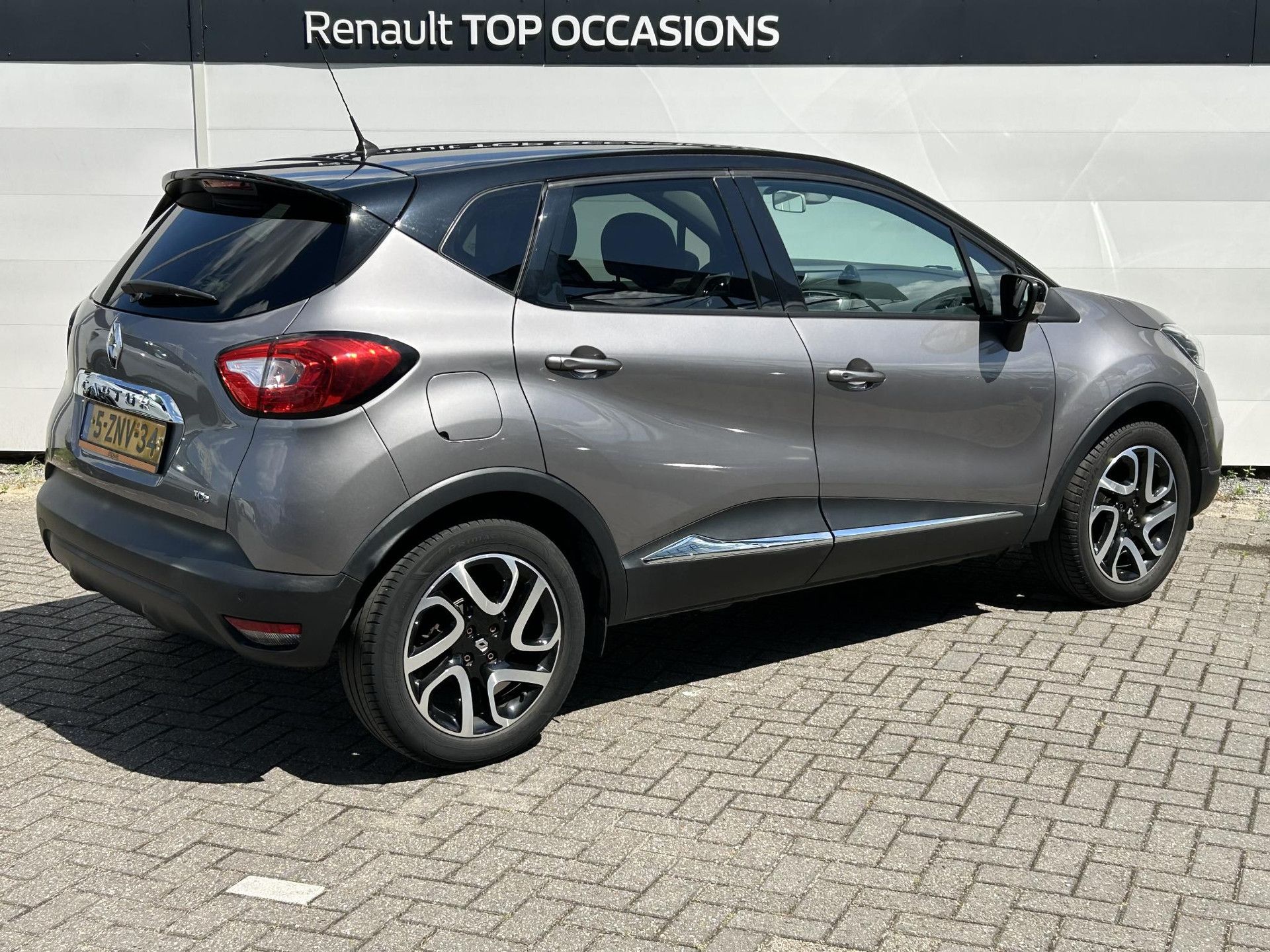 Renault Captur met kenteken 5-ZNV-34 – achteraanzicht