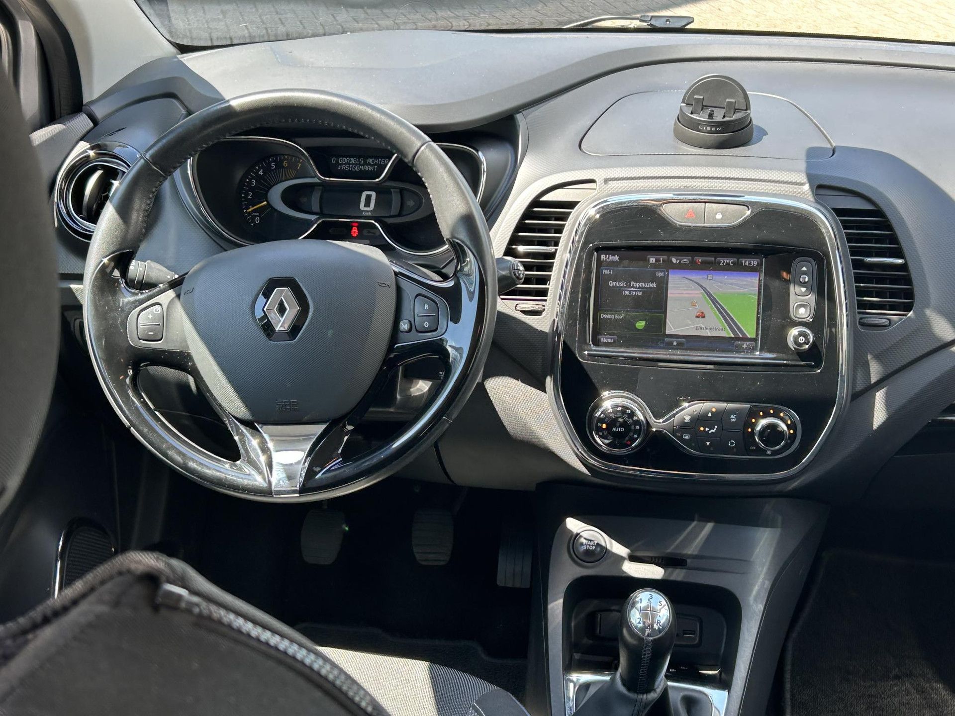 Renault Captur met kenteken 5-ZNV-34 – interieur