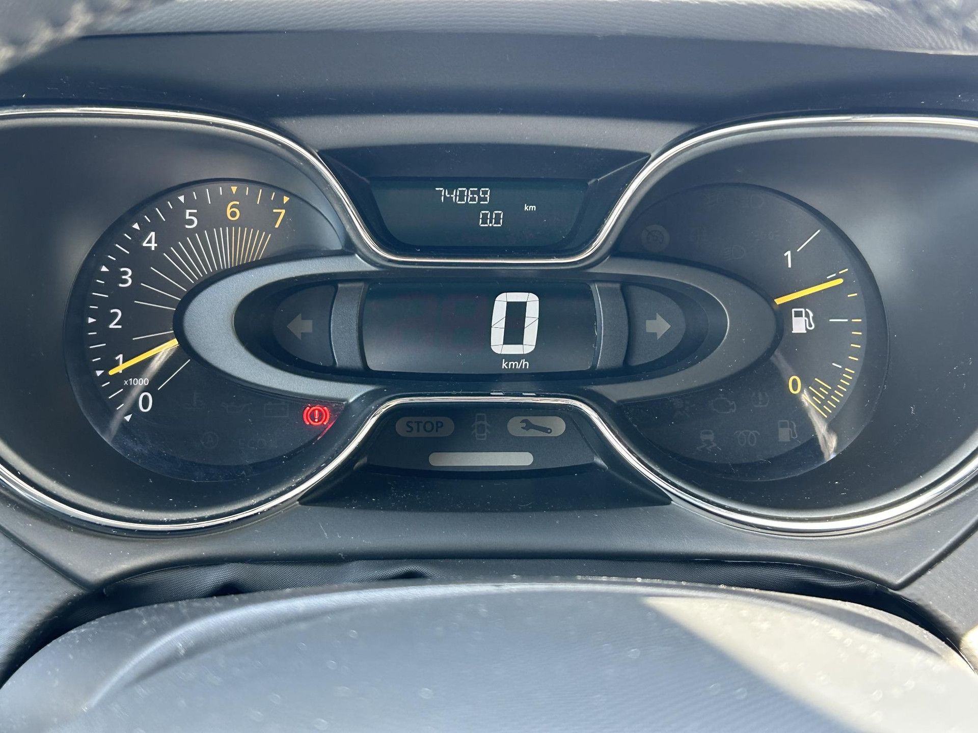 Renault Captur met kenteken 5-ZNV-34 – dashboard