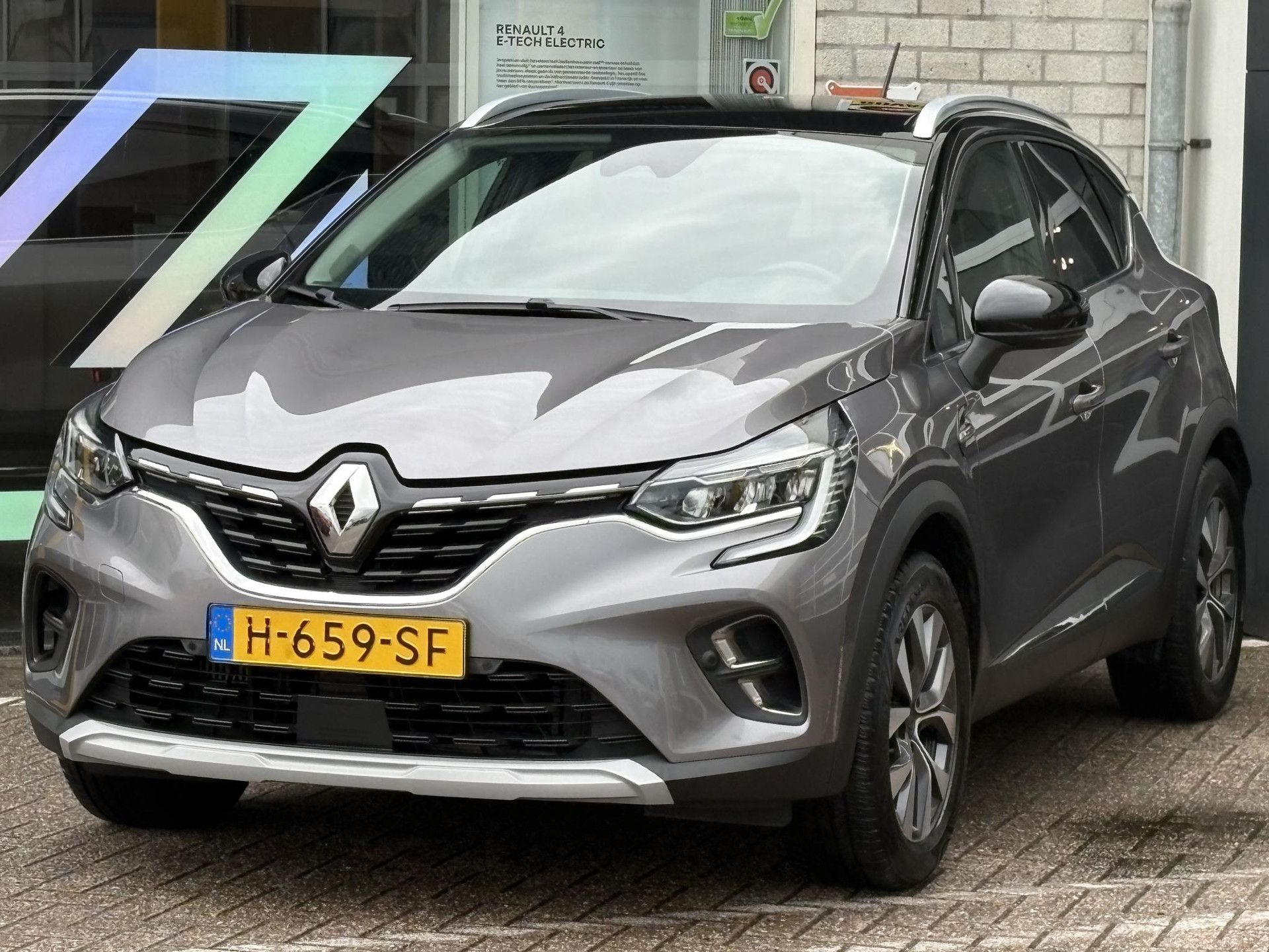 Renault Captur met kenteken H-659-SF – interieur