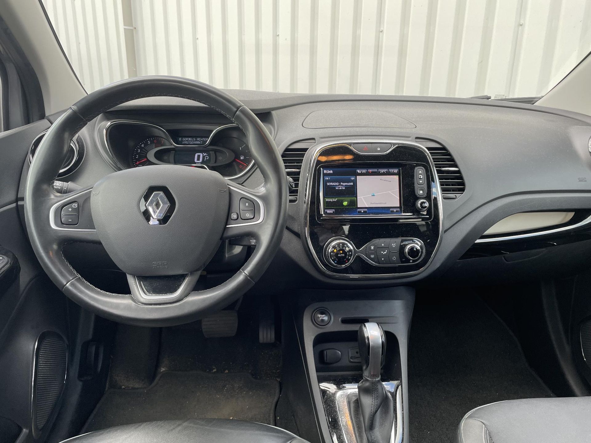 Renault Captur met kenteken JK-367-P – interieur