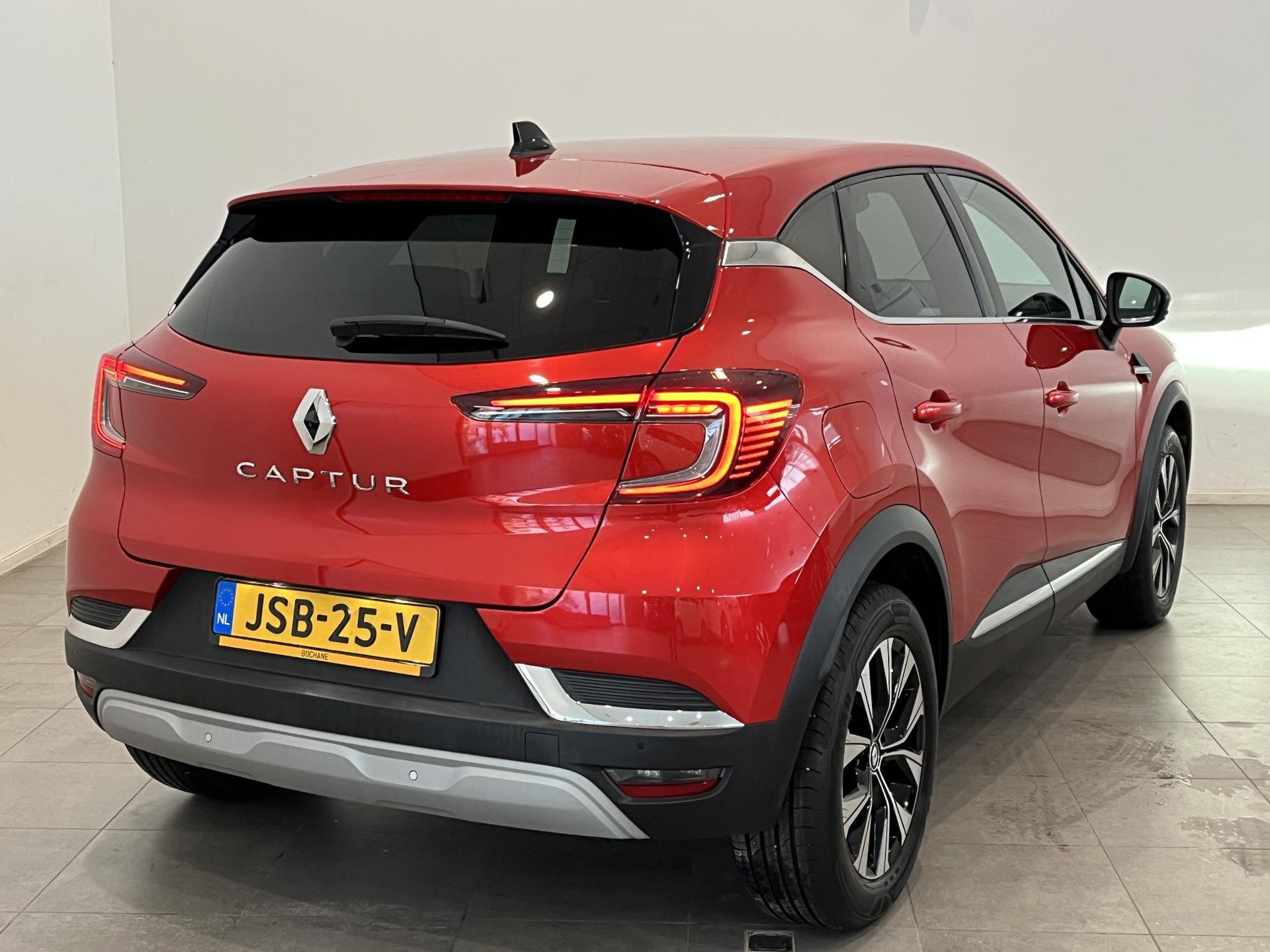 Renault Captur met kenteken JSB-25-V – achteraanzicht