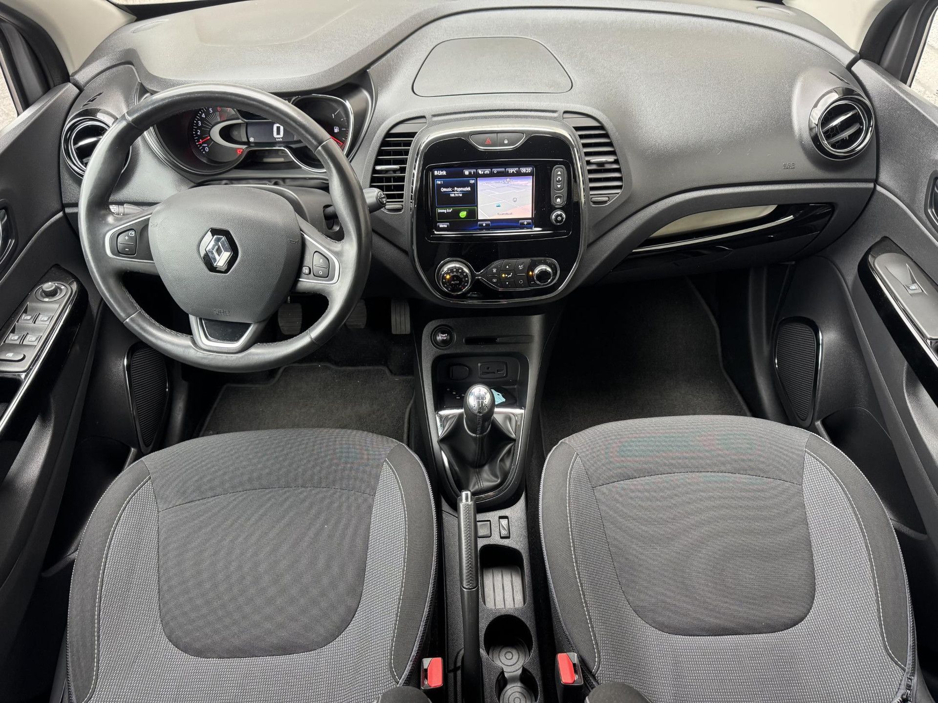 Renault Captur met kenteken KD-512-X – interieur