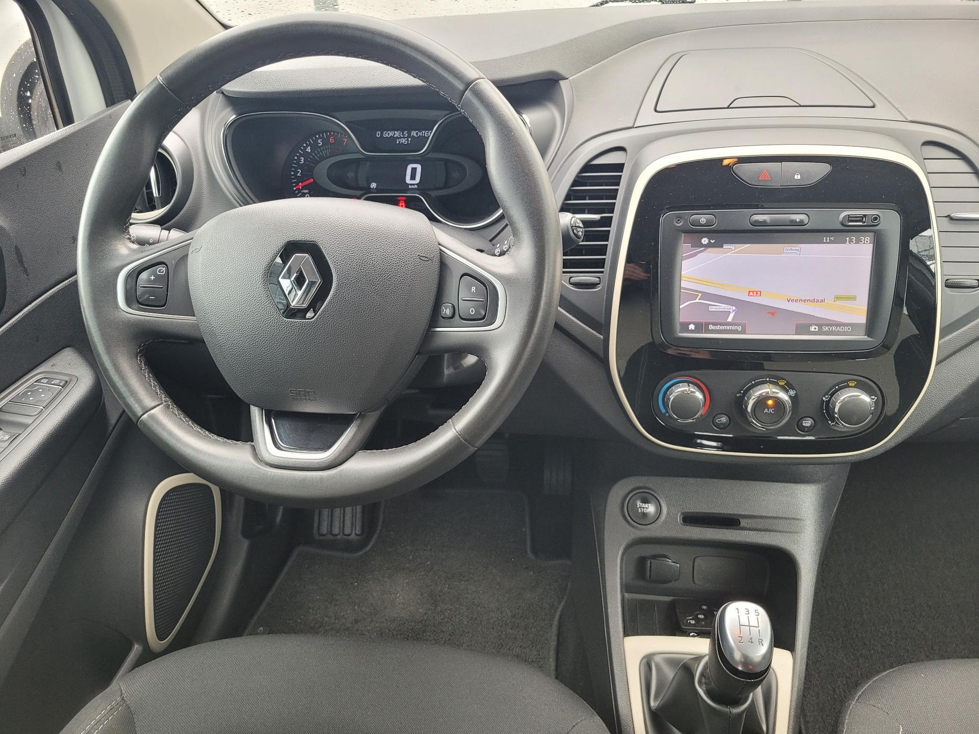 Renault Captur met kenteken N-483-FX – interieur