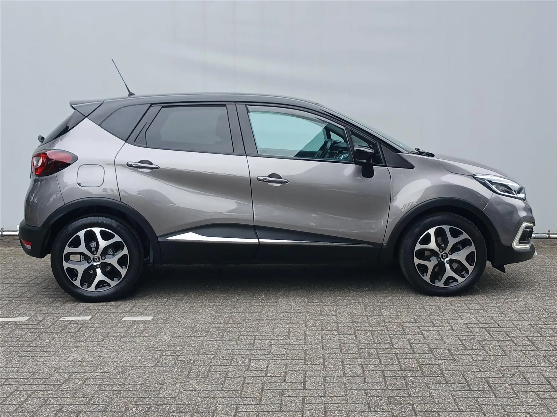Renault Captur met kenteken P-996-VN – dashboard
