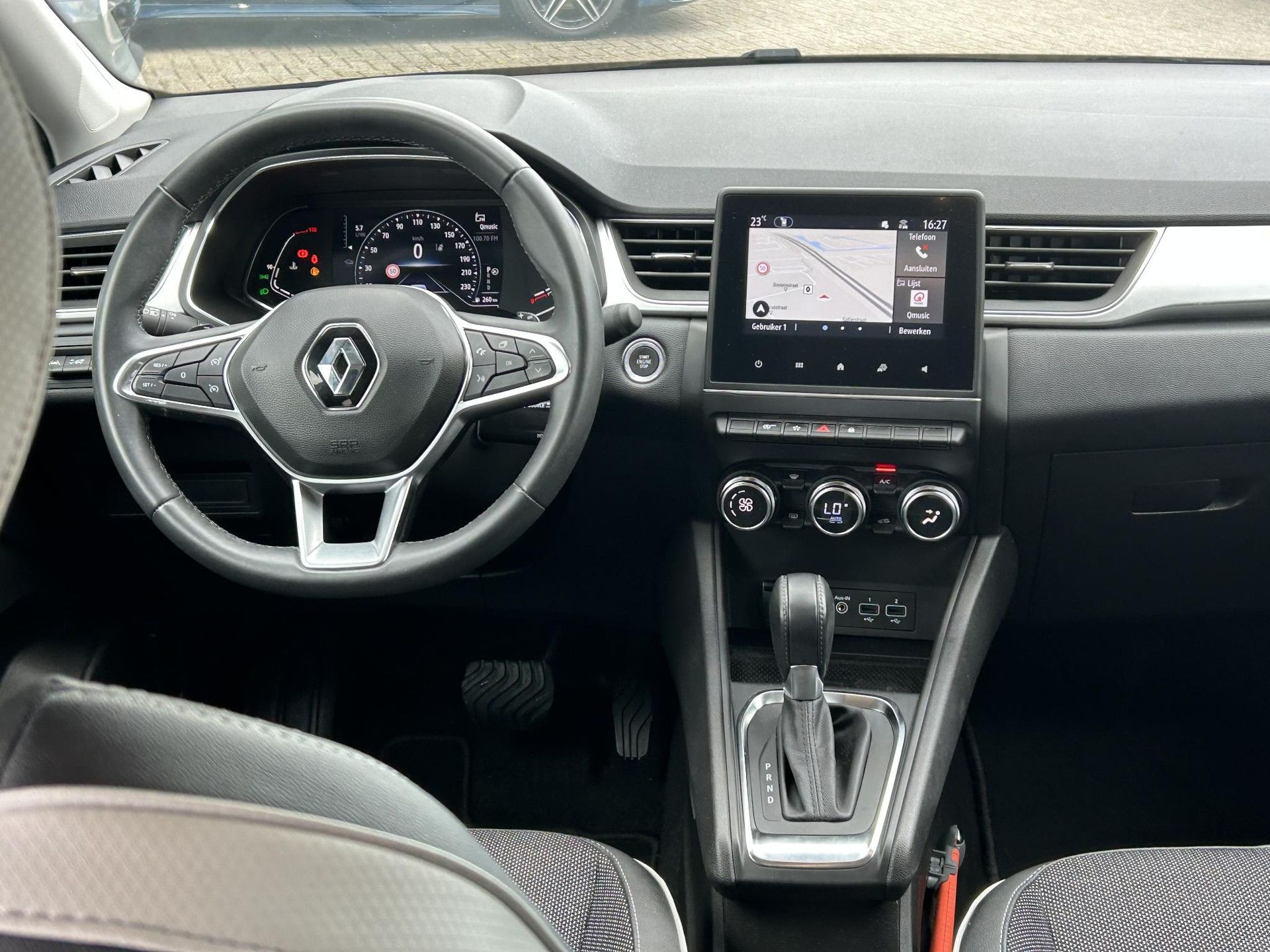 Renault Captur met kenteken R-759-RX – interieur