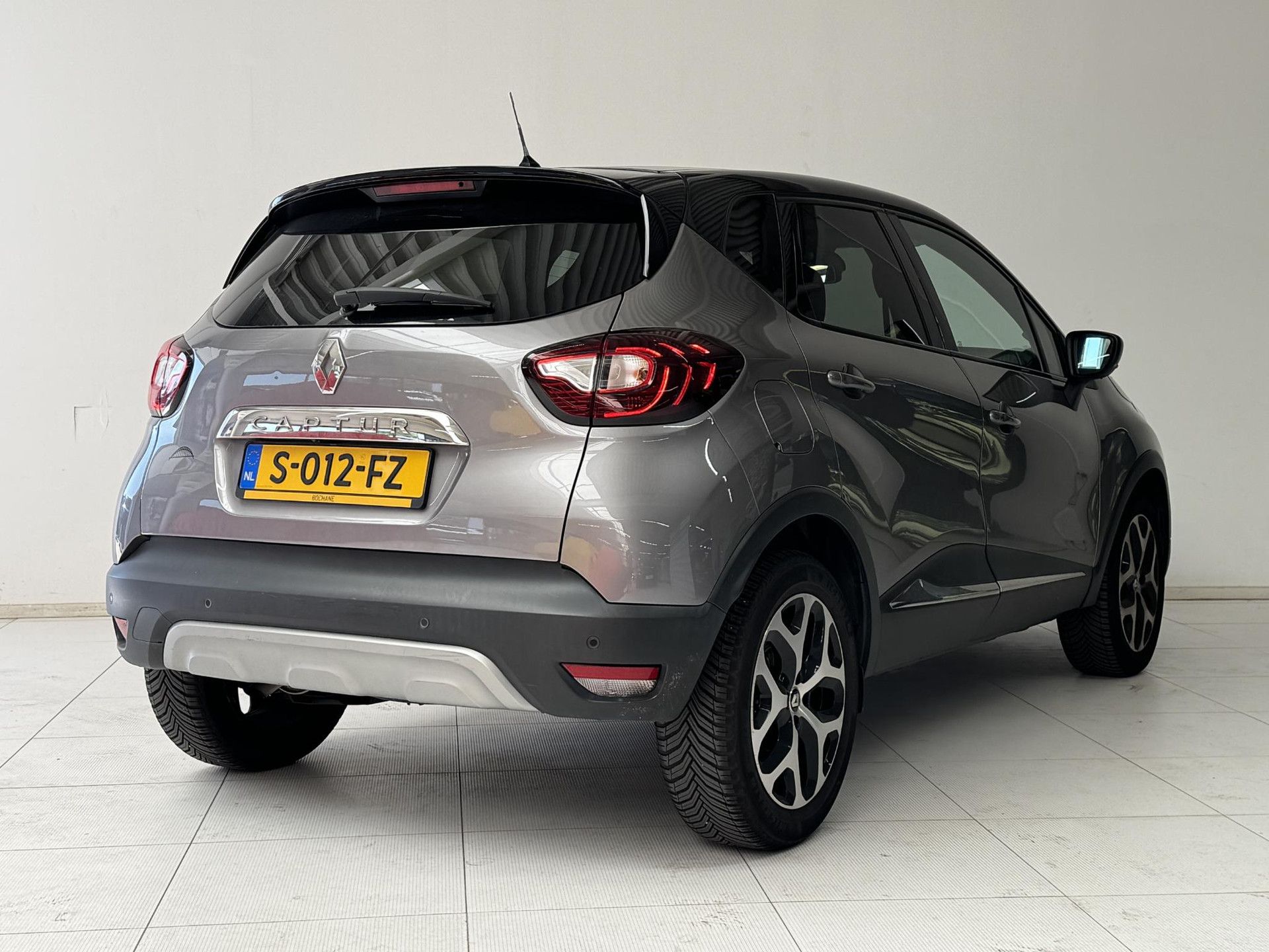 Renault Captur met kenteken S-012-FZ – achteraanzicht