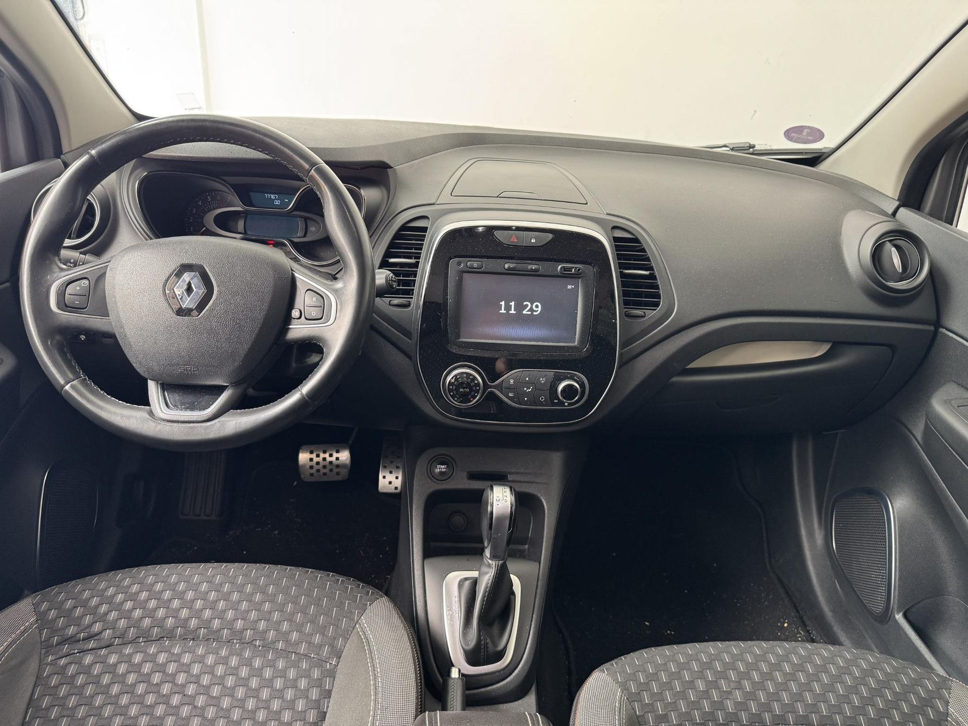 Renault Captur met kenteken S-012-FZ – interieur