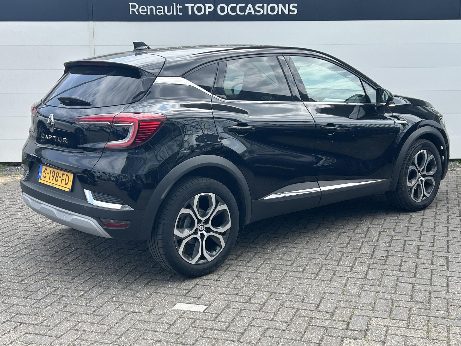 Renault Captur met kenteken S-198-FD – achteraanzicht