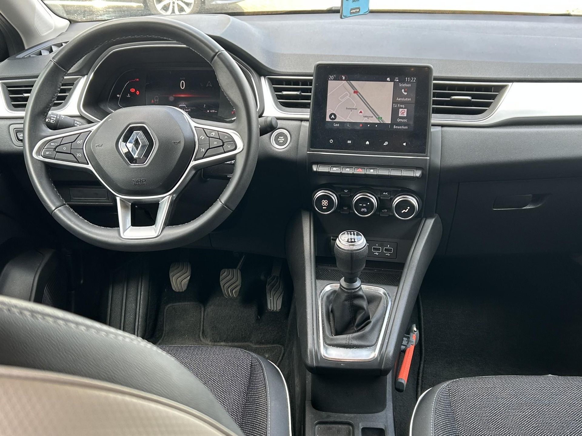 Renault Captur met kenteken S-198-FD – interieur