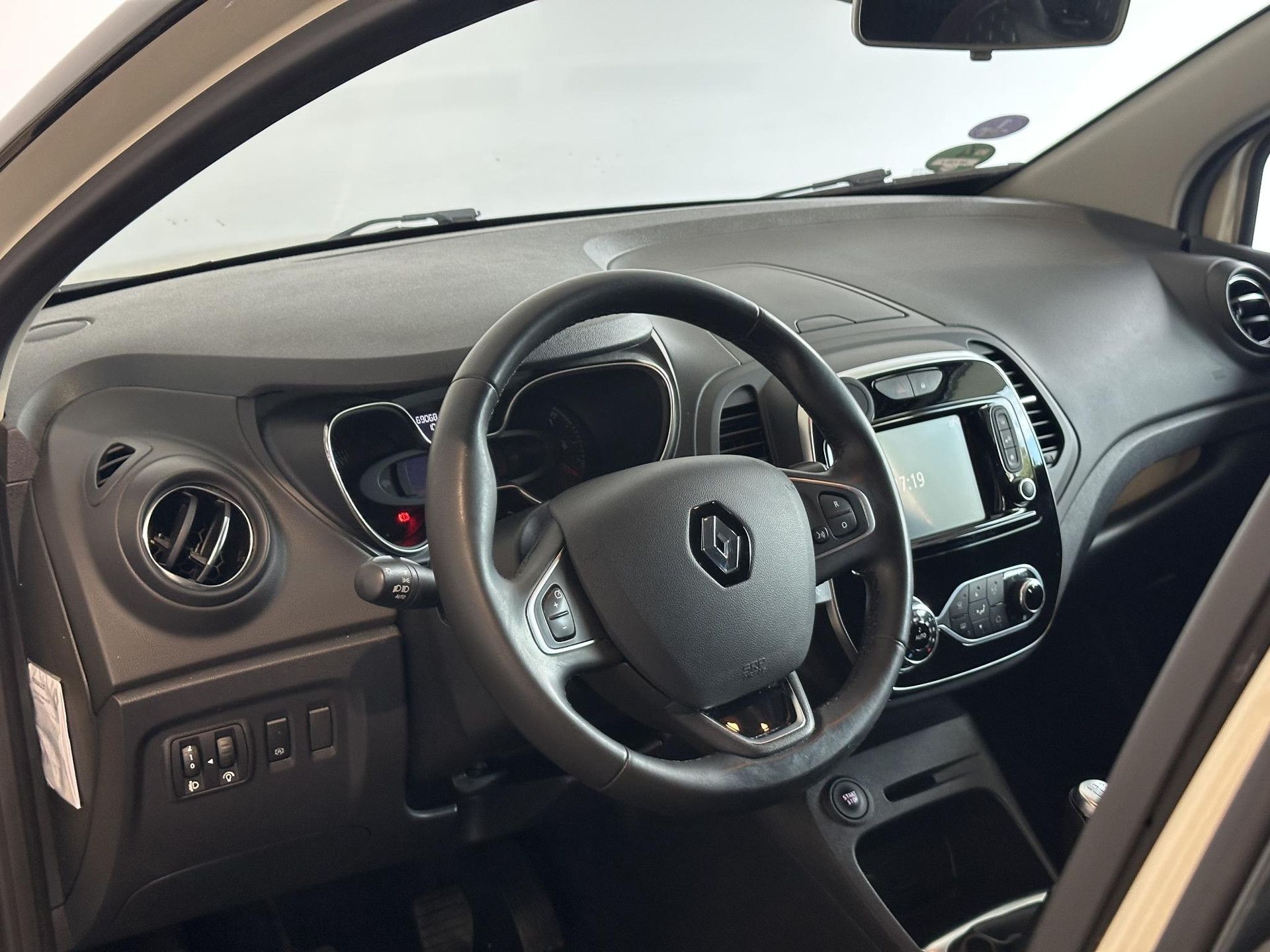Renault Captur met kenteken SB-725-J – interieur