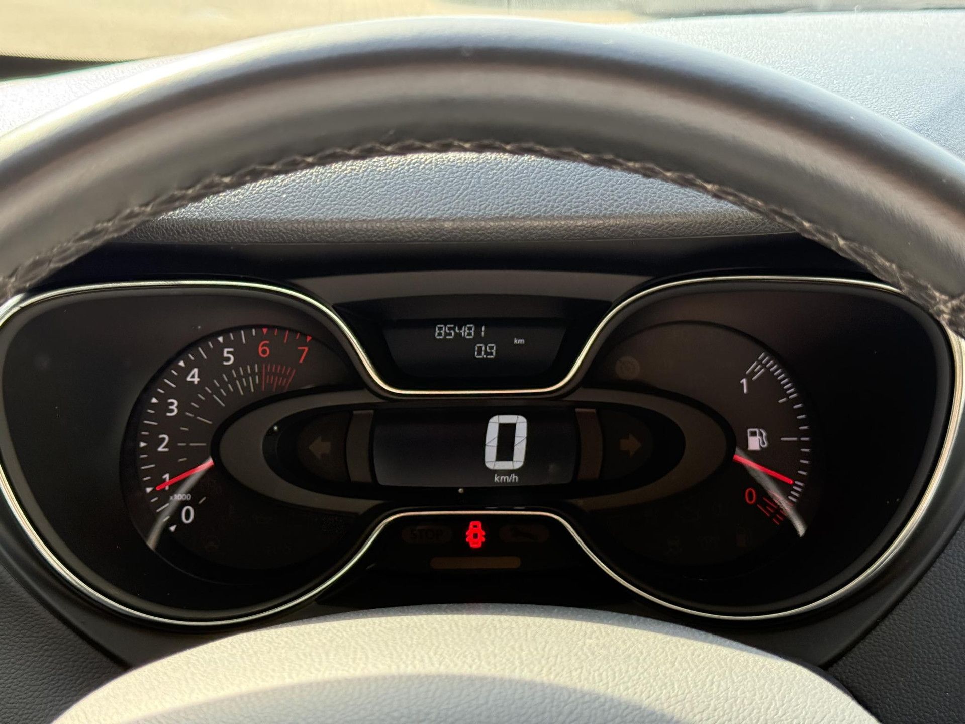 Renault Captur met kenteken SH-390-R – dashboard