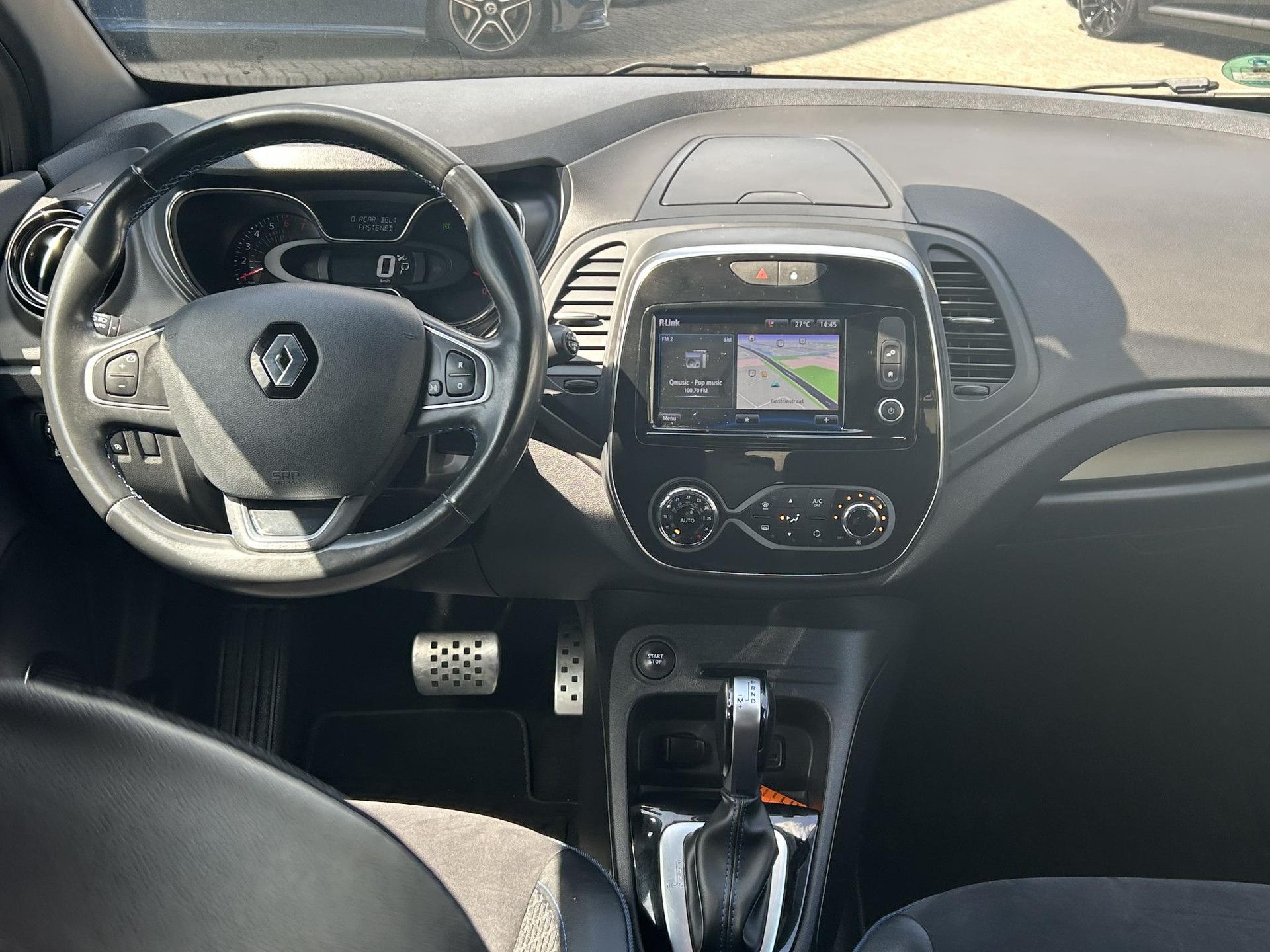 Renault Captur met kenteken T-113-FG – interieur