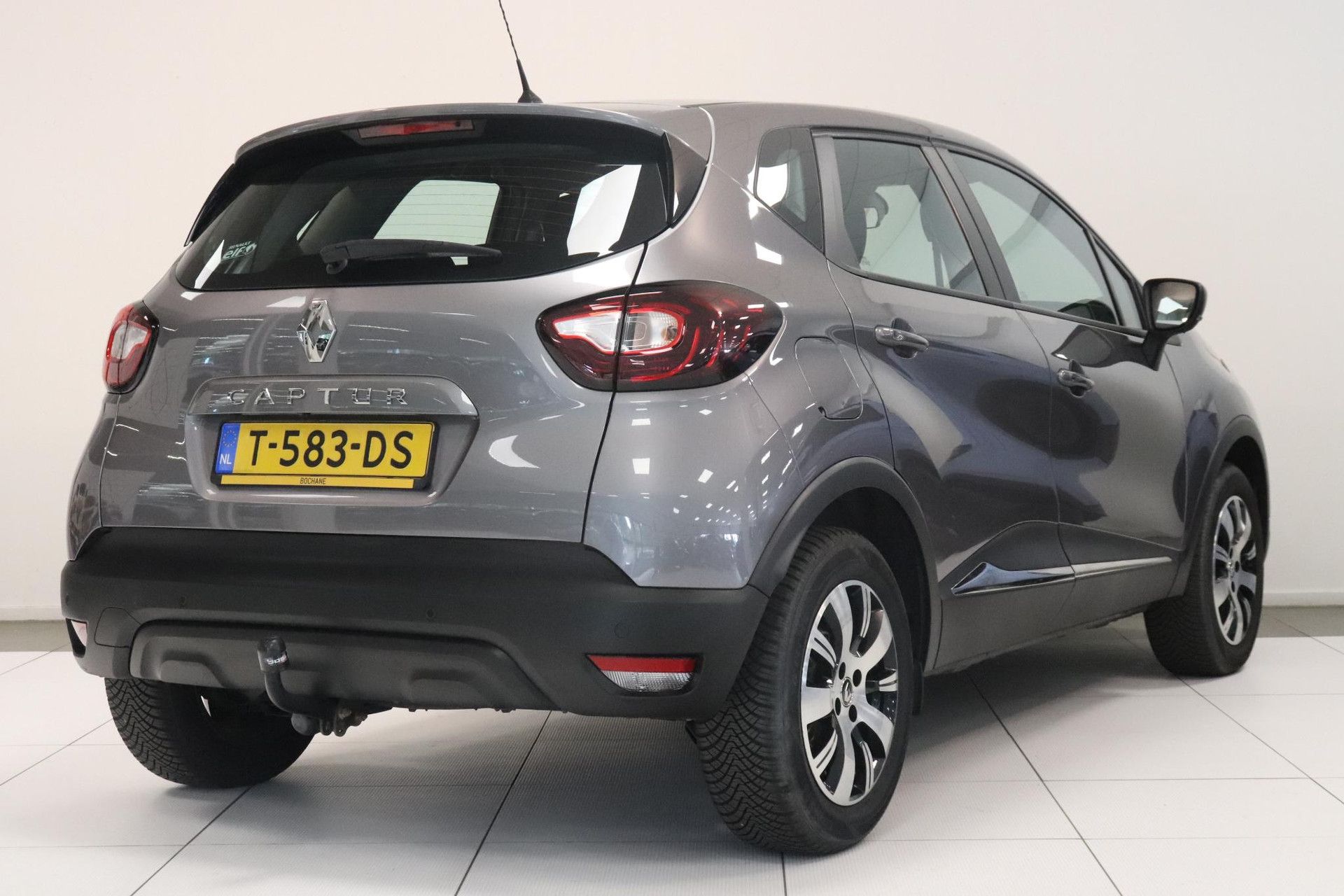 Renault Captur met kenteken T-583-DS – achteraanzicht