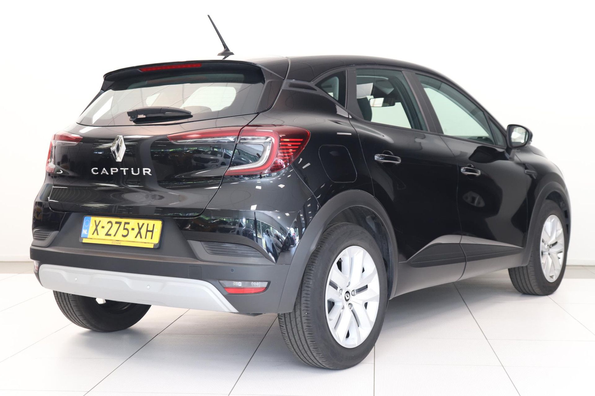 Renault Captur met kenteken X-275-XH – achteraanzicht