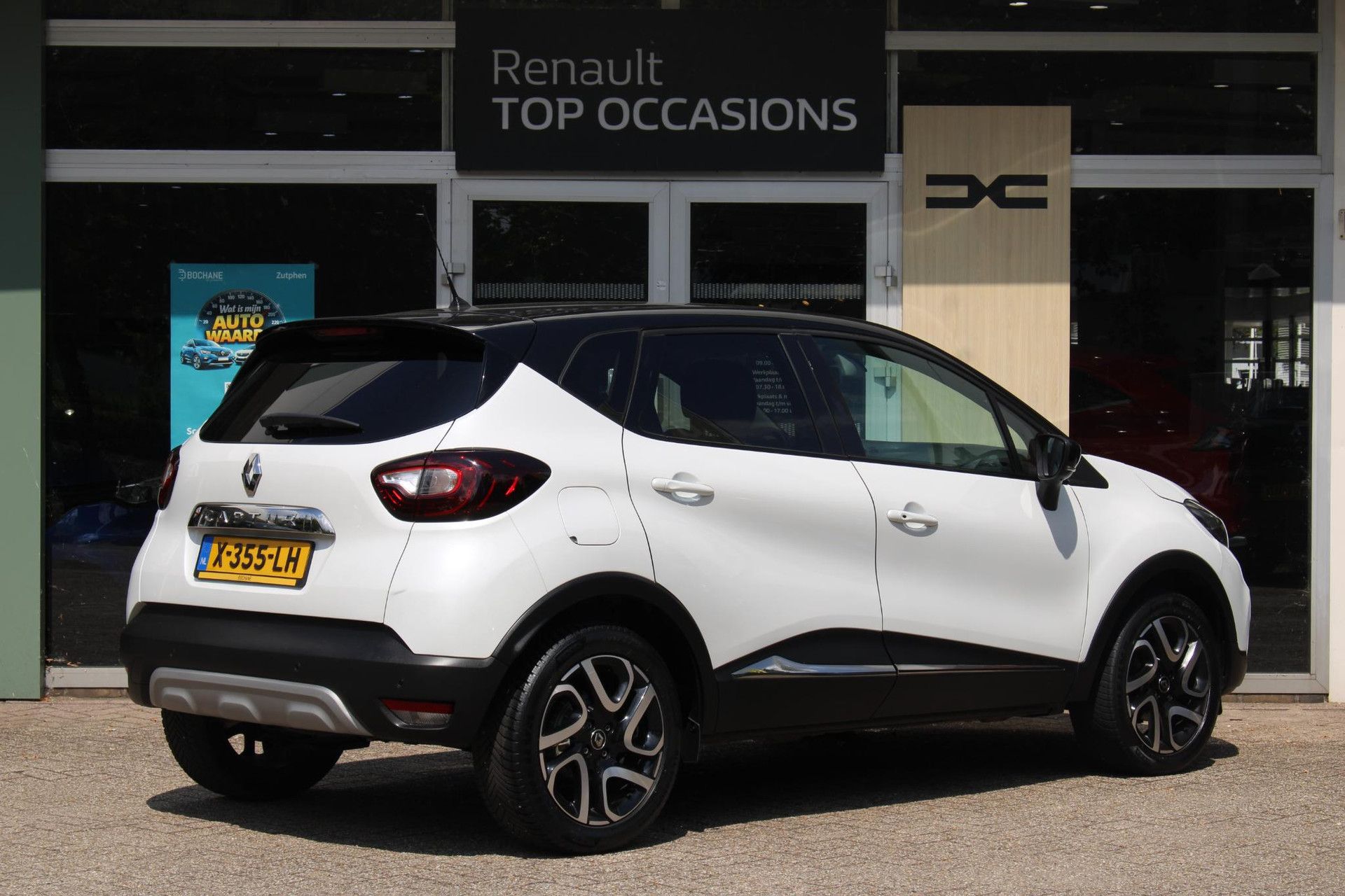 Renault Captur met kenteken X-355-LH – achteraanzicht