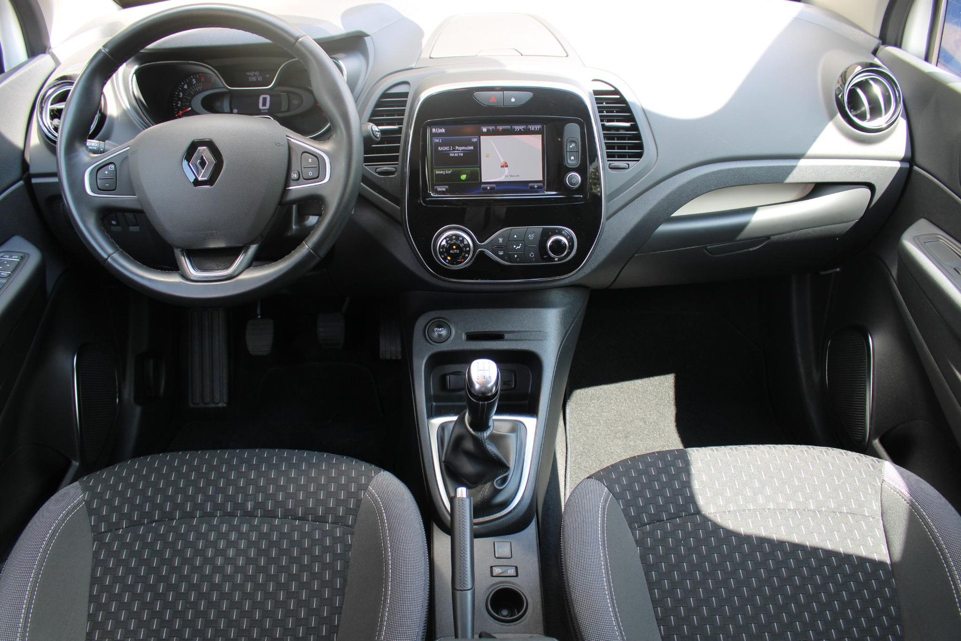 Renault Captur met kenteken X-355-LH – interieur