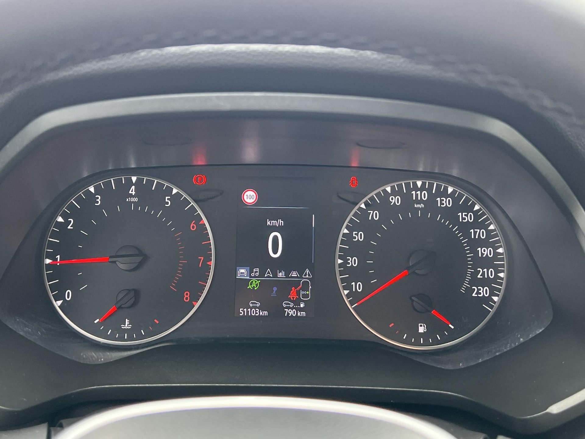 Renault Captur met kenteken X-676-XD – dashboard