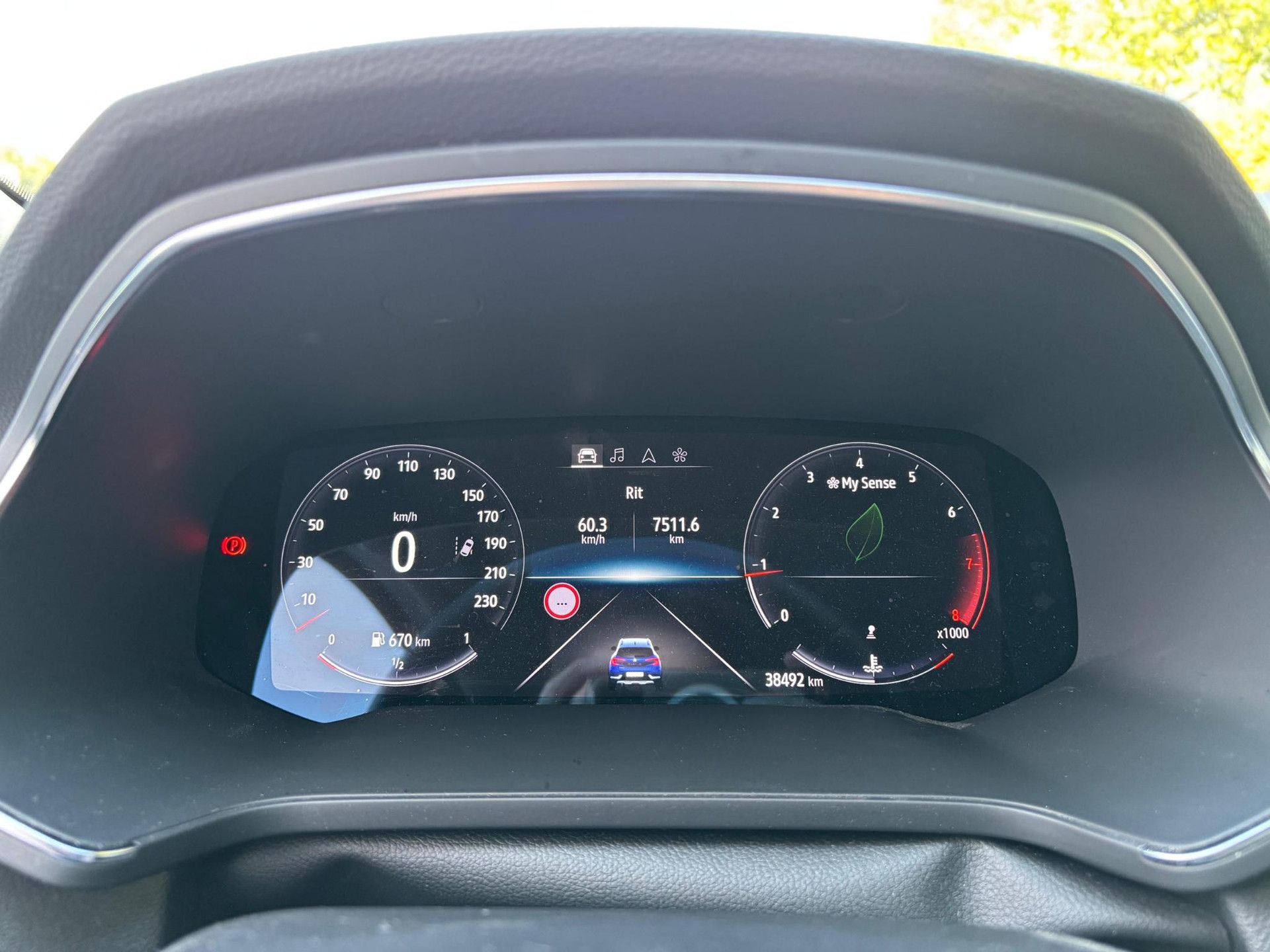 Renault Captur met kenteken X-677-XD – dashboard