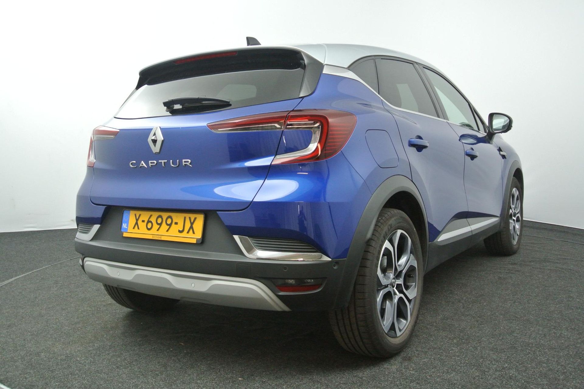 Renault Captur met kenteken X-699-JX – achteraanzicht