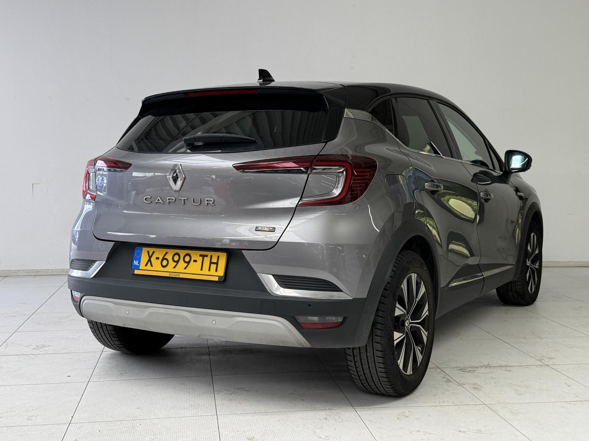 Renault Captur met kenteken X-699-TH – achteraanzicht