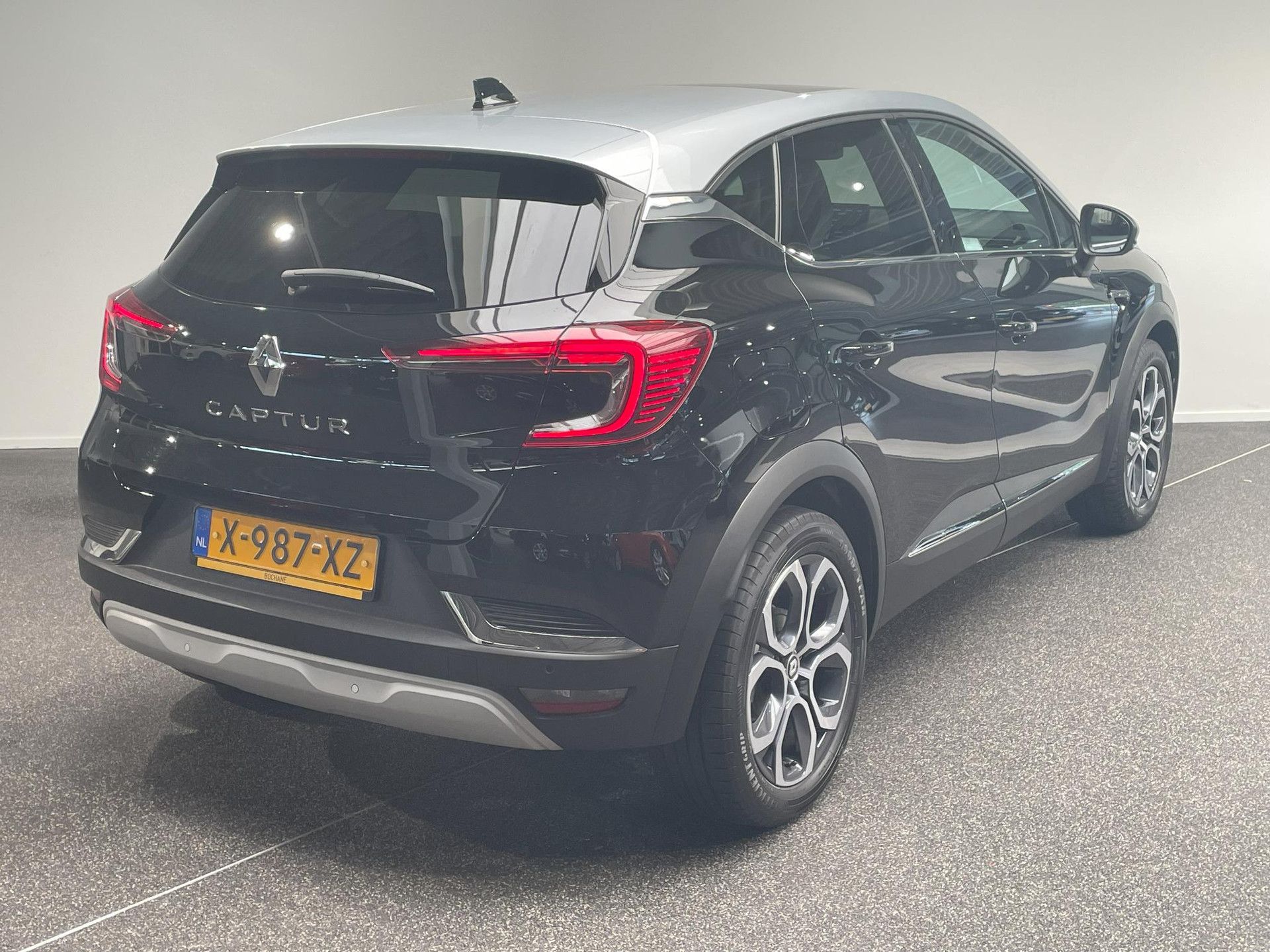 Renault Captur met kenteken X-987-XZ – achteraanzicht