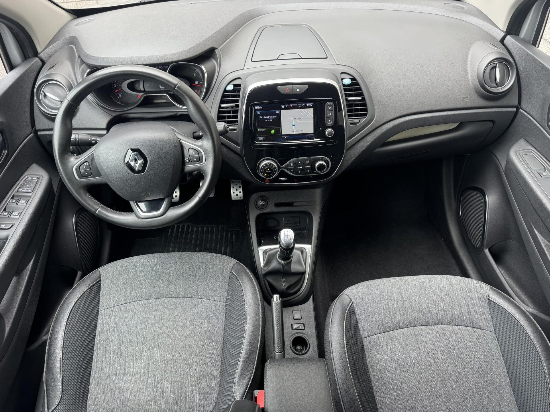 Renault Captur met kenteken XD-772-S – interieur