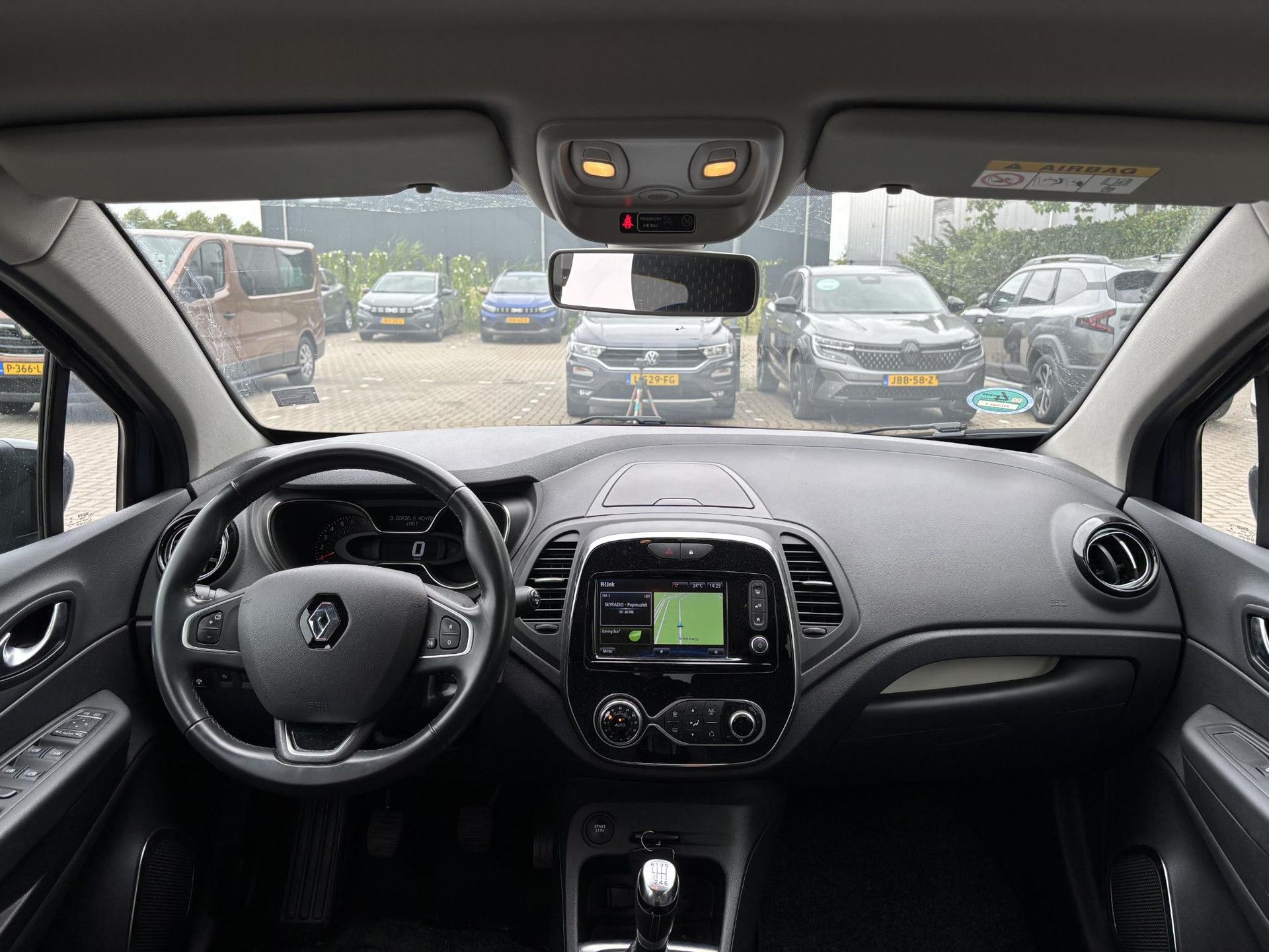 Renault Captur met kenteken ZH-554-T – interieur