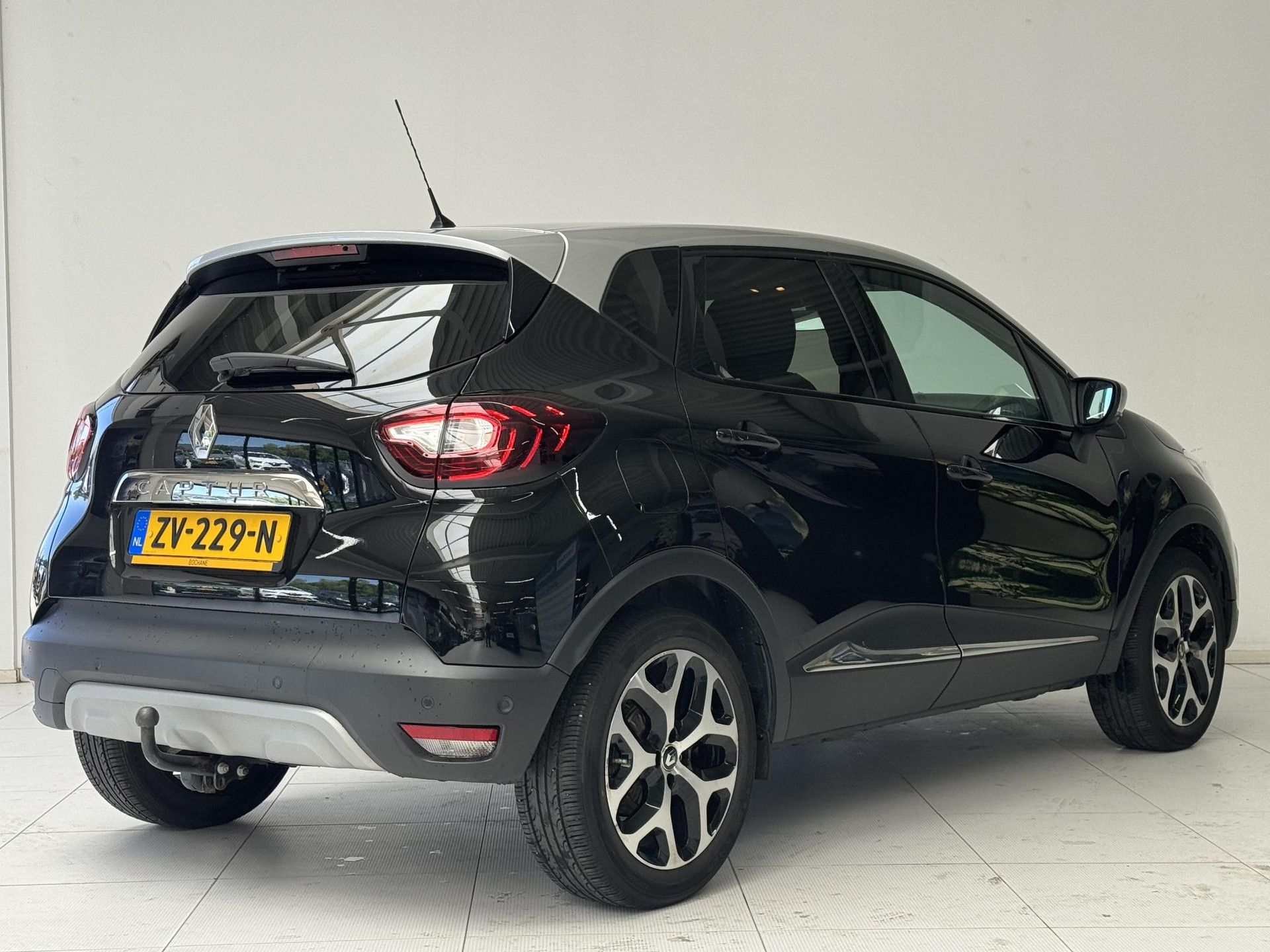 Renault Captur met kenteken ZV-229-N – achteraanzicht