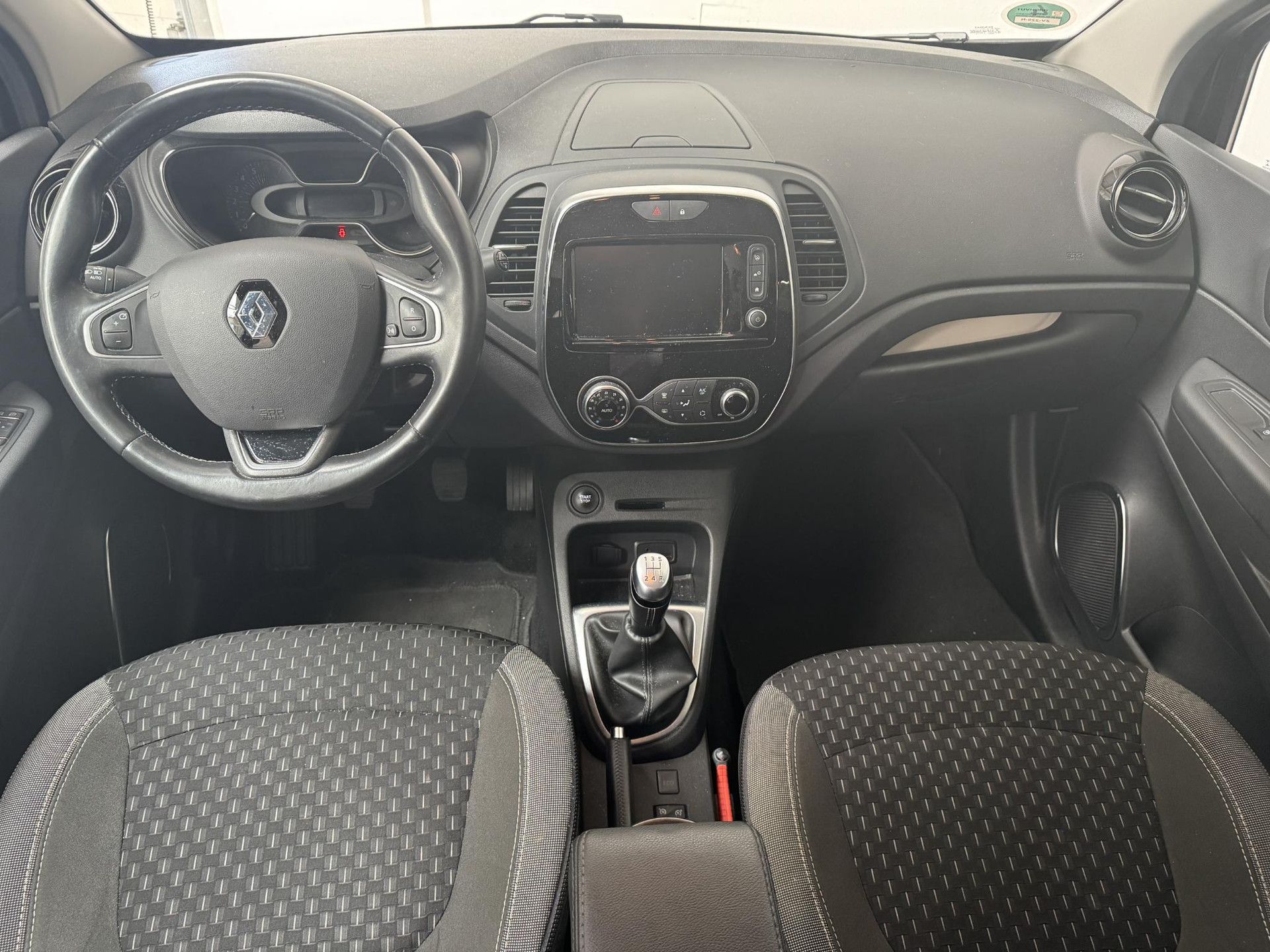 Renault Captur met kenteken ZV-229-N – interieur