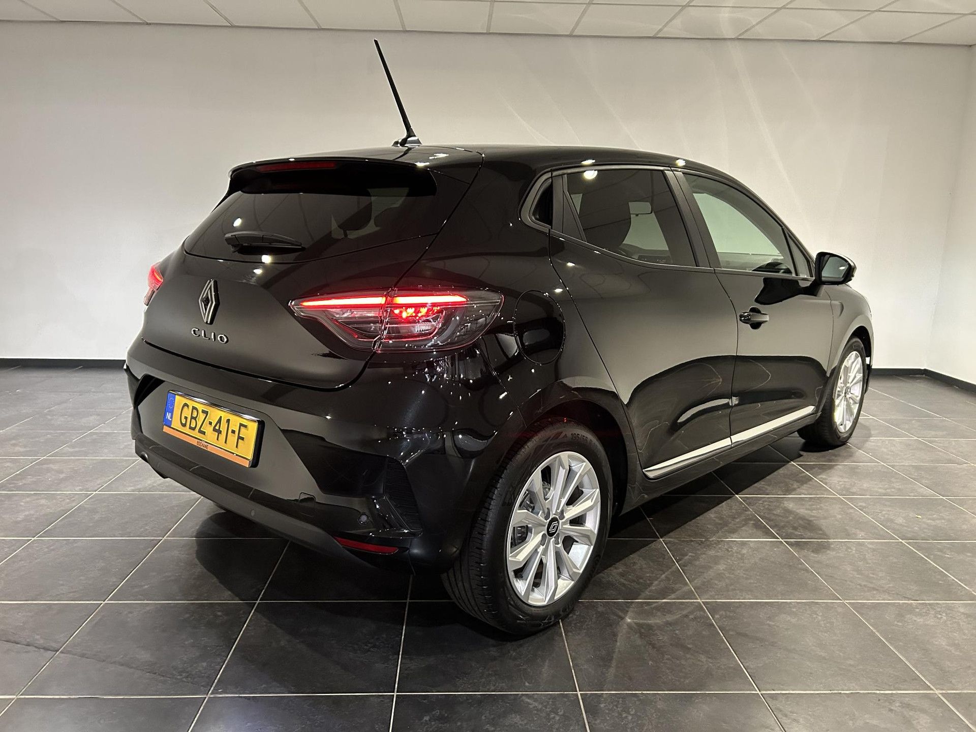 Renault Clio met kenteken GBZ-41-F – achteraanzicht