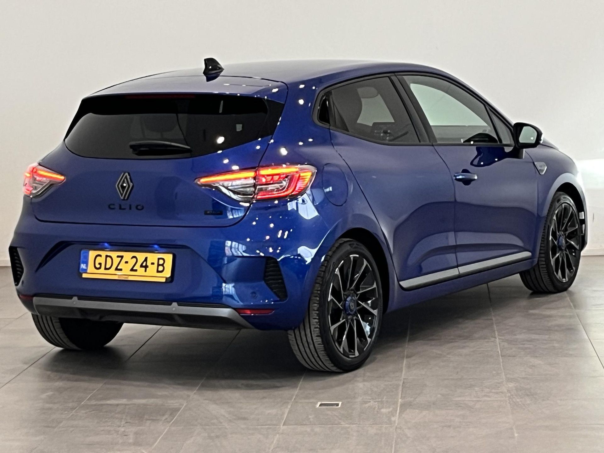 Renault Clio met kenteken GDZ-24-B – achteraanzicht