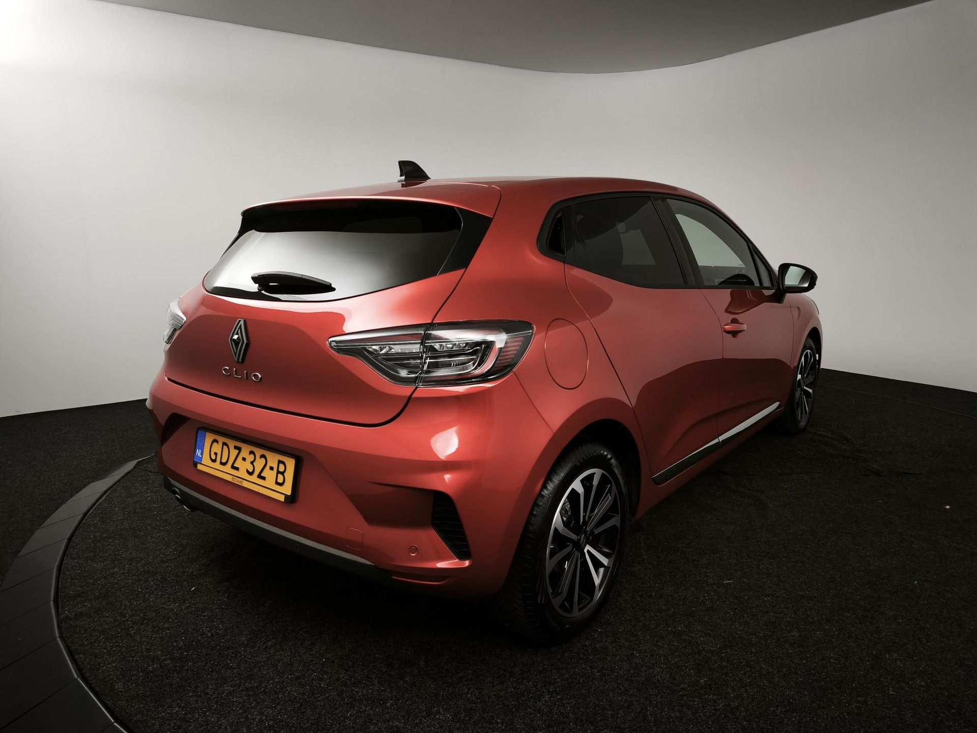 Renault Clio met kenteken GDZ-32-B – achteraanzicht