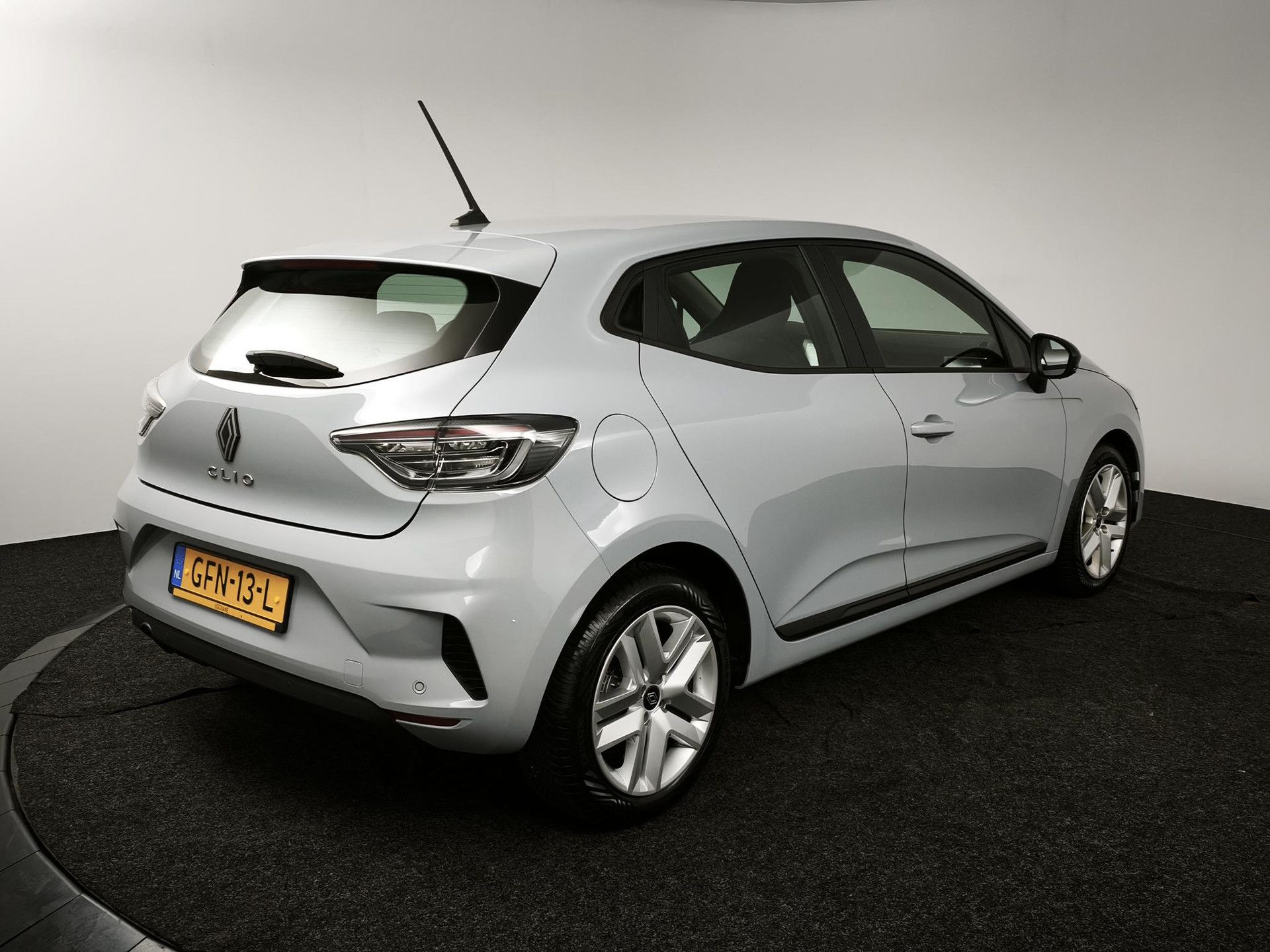 Renault Clio met kenteken GFN-13-L – achteraanzicht