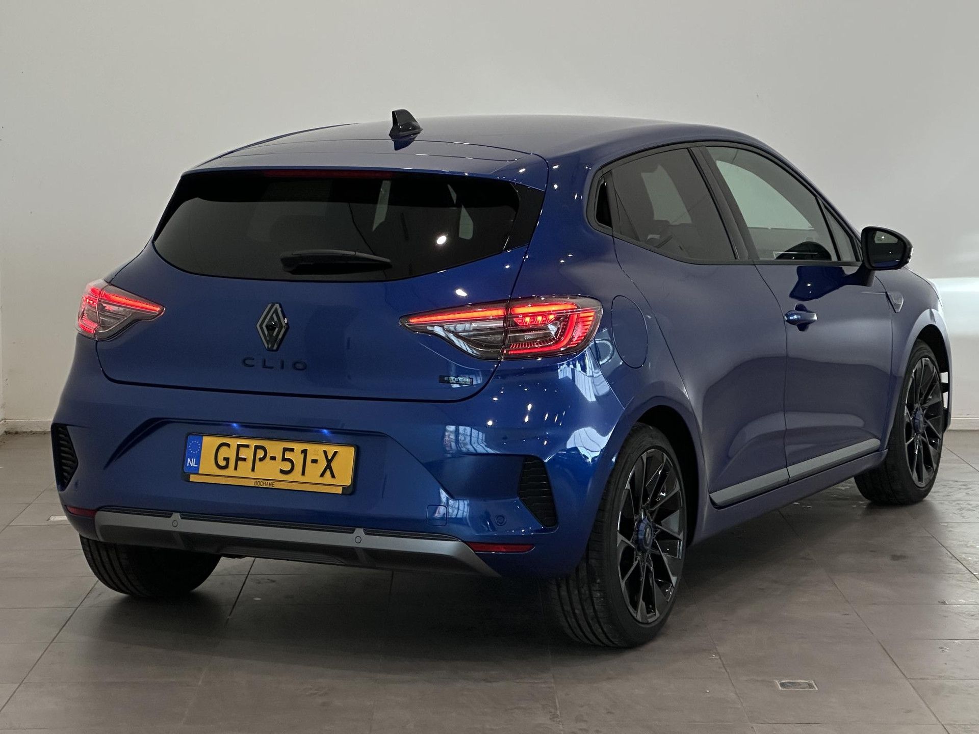 Renault Clio met kenteken GFP-51-X – achteraanzicht