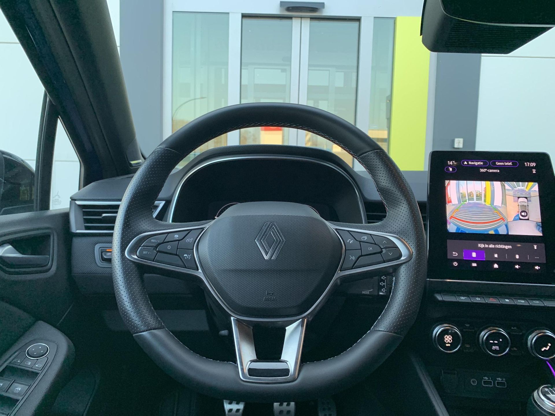 Renault Clio met kenteken GRF-11-X – interieur